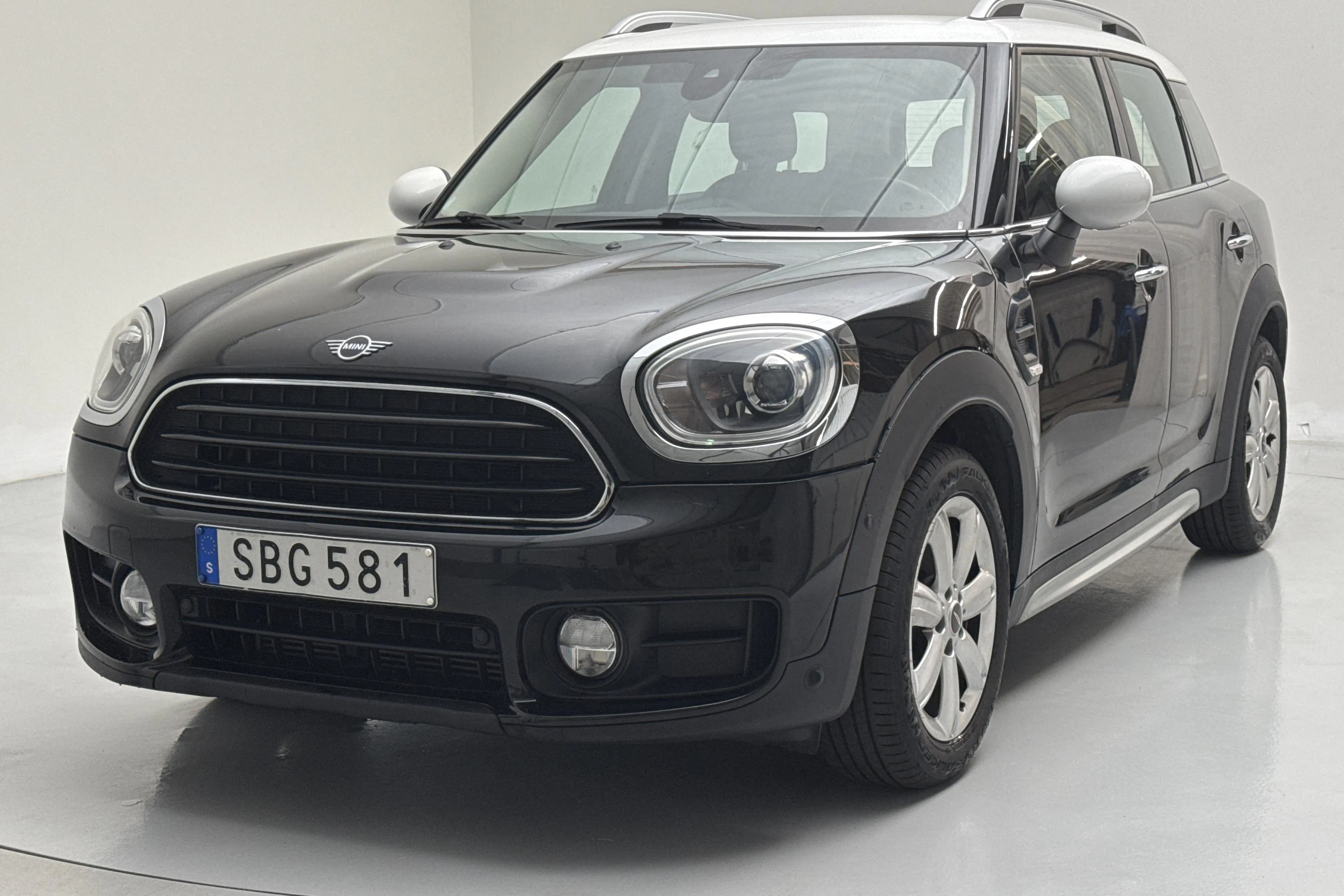 Presentation photo 1 of 12: MINI Cooper Countryman, F60 (136hk) - 114 960 km - Manual - black - 2018