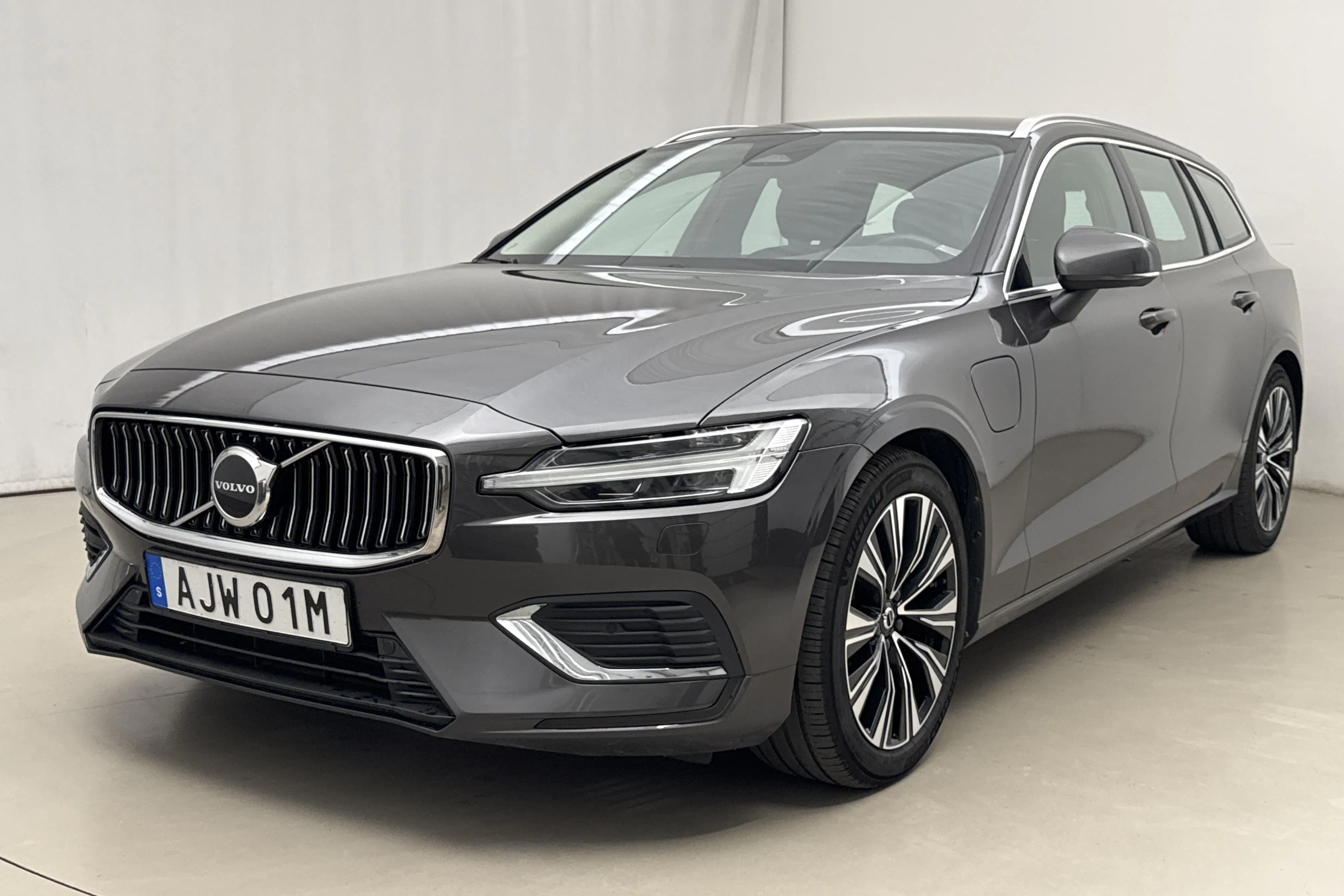 Presentationsfoto 1 av 22: Volvo V60 T6 AWD Recharge (350hk) - 14 736 mil - Automat - grå - 2024