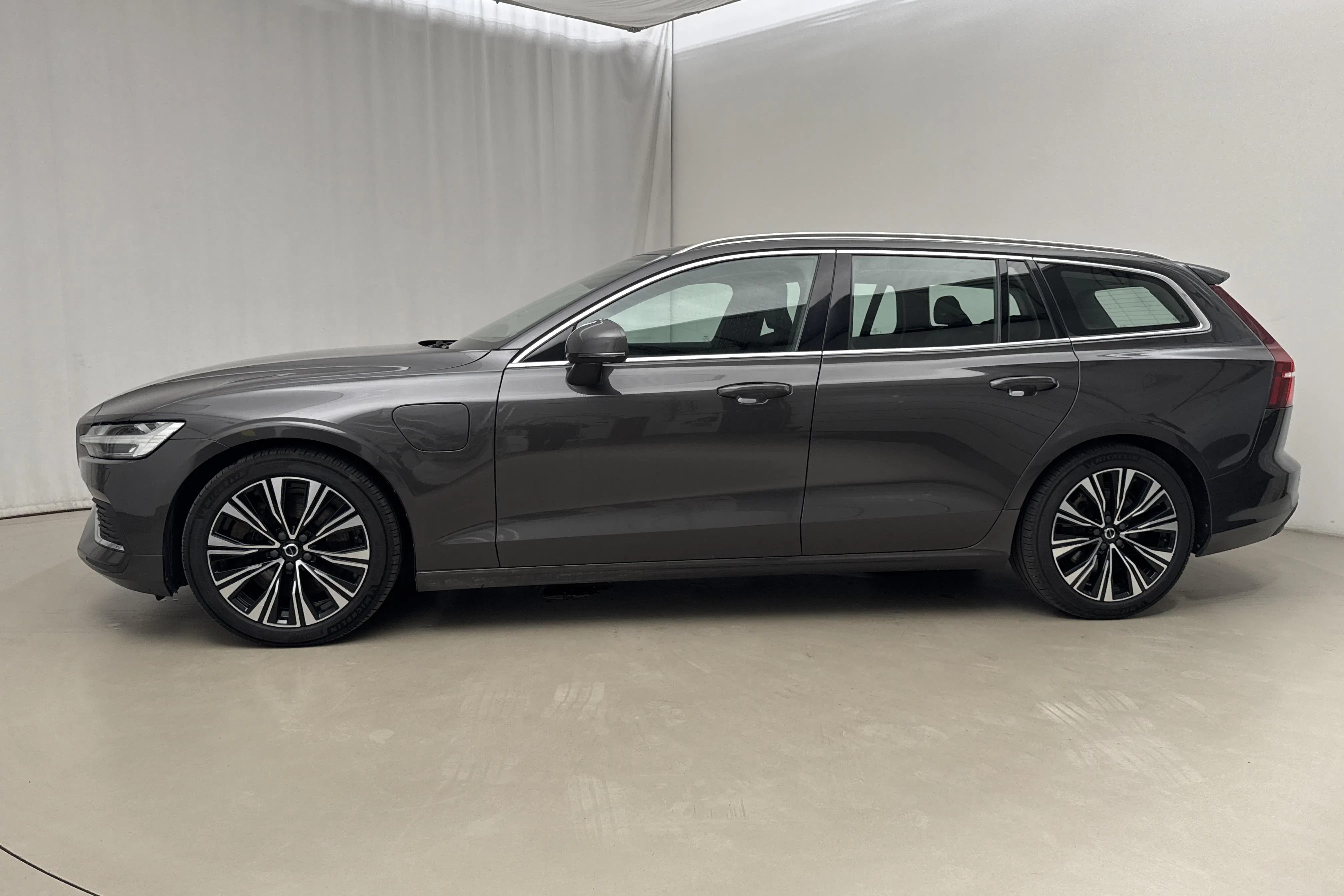 Presentationsfoto 2 av 22: Volvo V60 T6 AWD Recharge (350hk) - 14 736 mil - Automat - grå - 2024