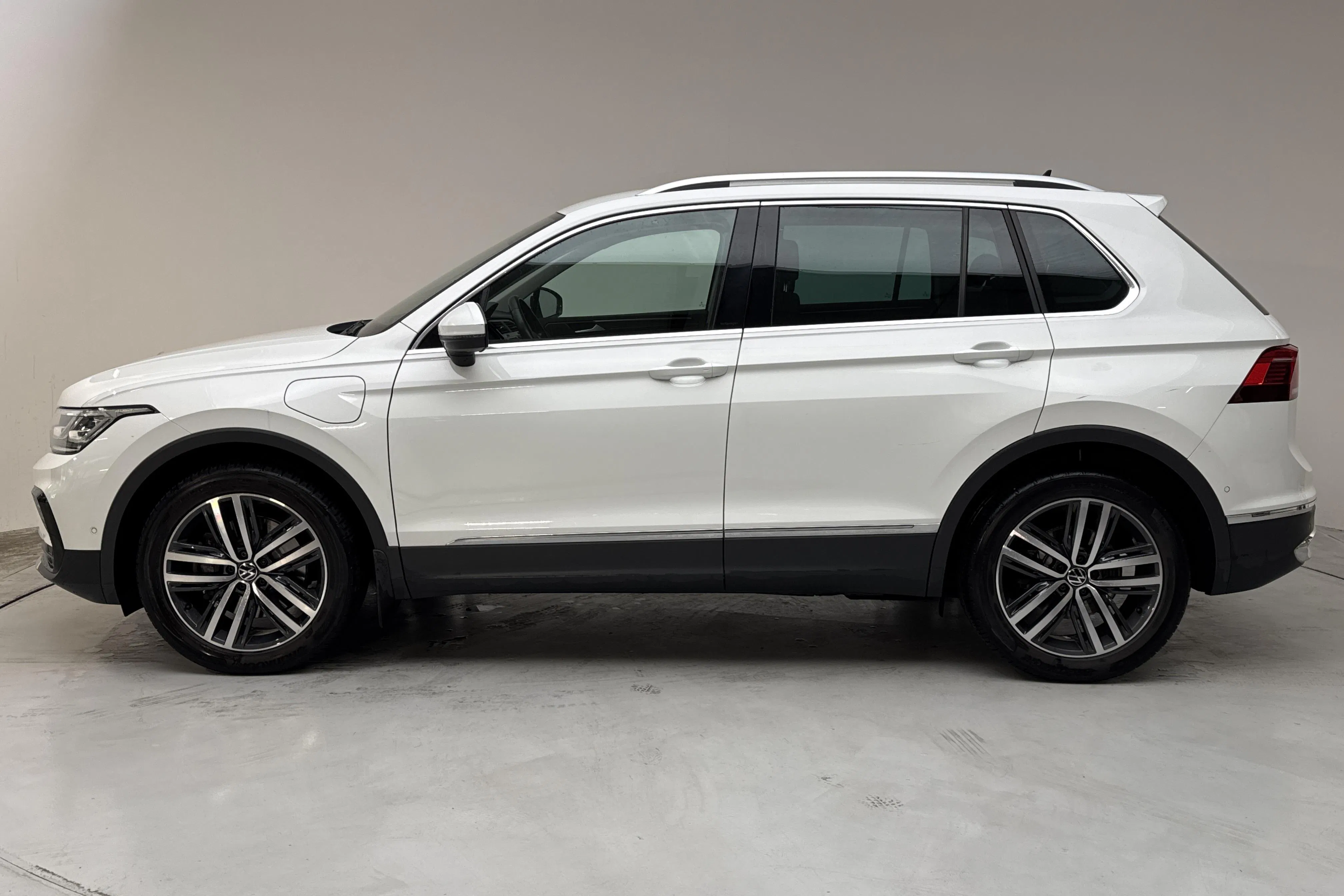 Presentationsfoto 2 av 15: VW Tiguan 1.4 TSI eHybrid (245hk) - 11 220 mil - Automat - vit - 2022