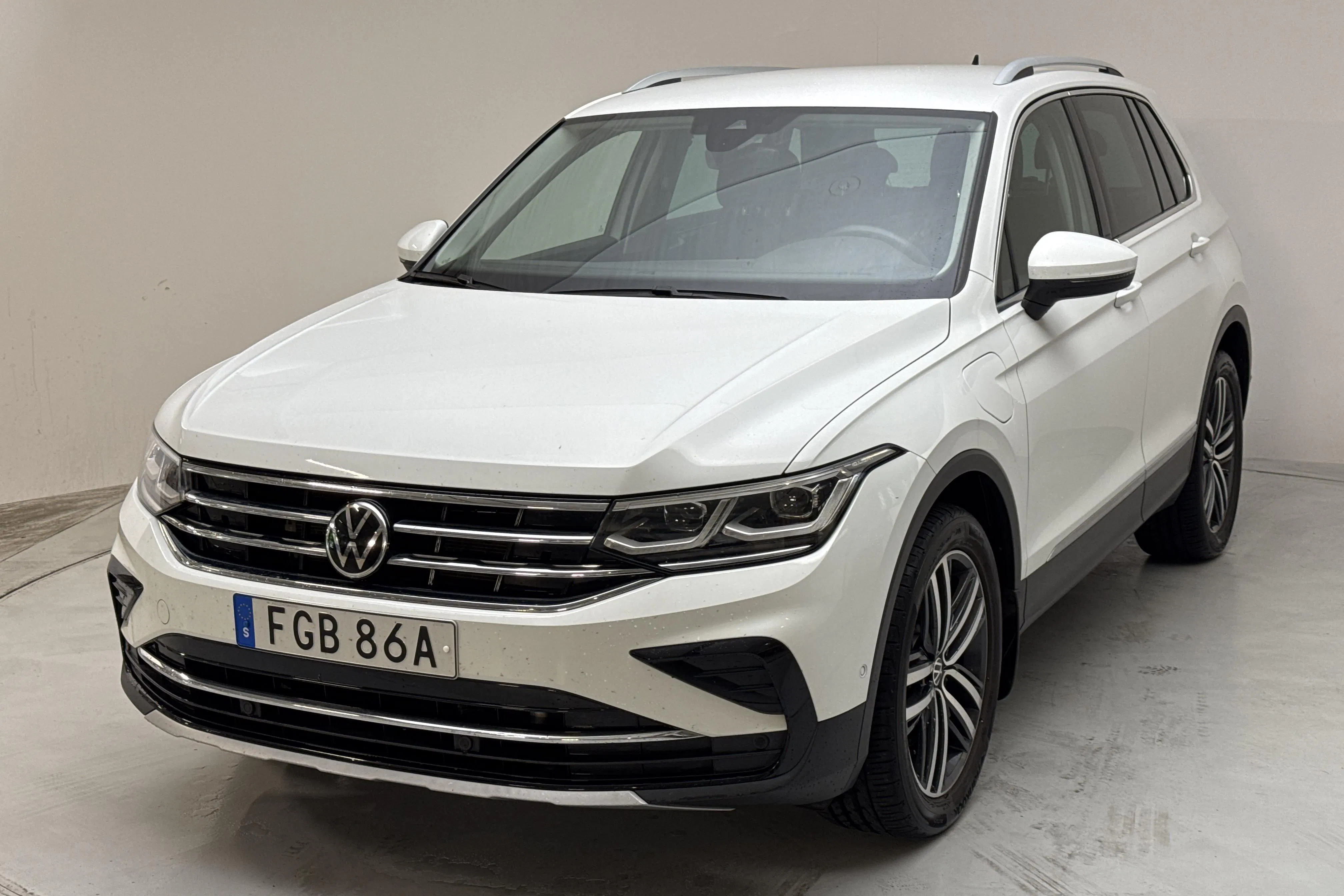 Presentationsfoto 1 av 15: VW Tiguan 1.4 TSI eHybrid (245hk) - 11 220 mil - Automat - vit - 2022