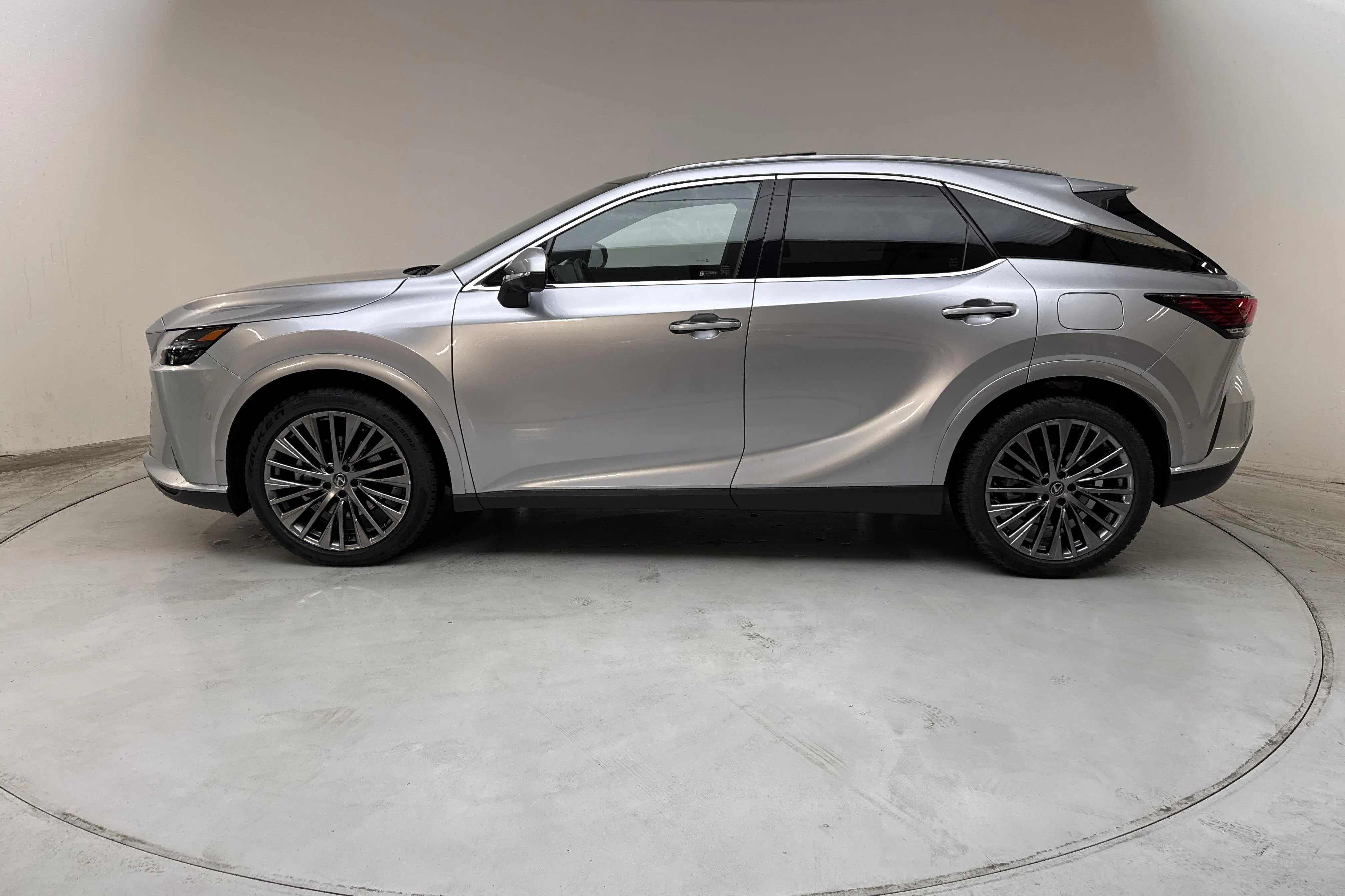 Presentationsfoto 2 av 14: Lexus RX 350h E-CVT (250hk) - 4 305 mil - Automat - silver - 2024