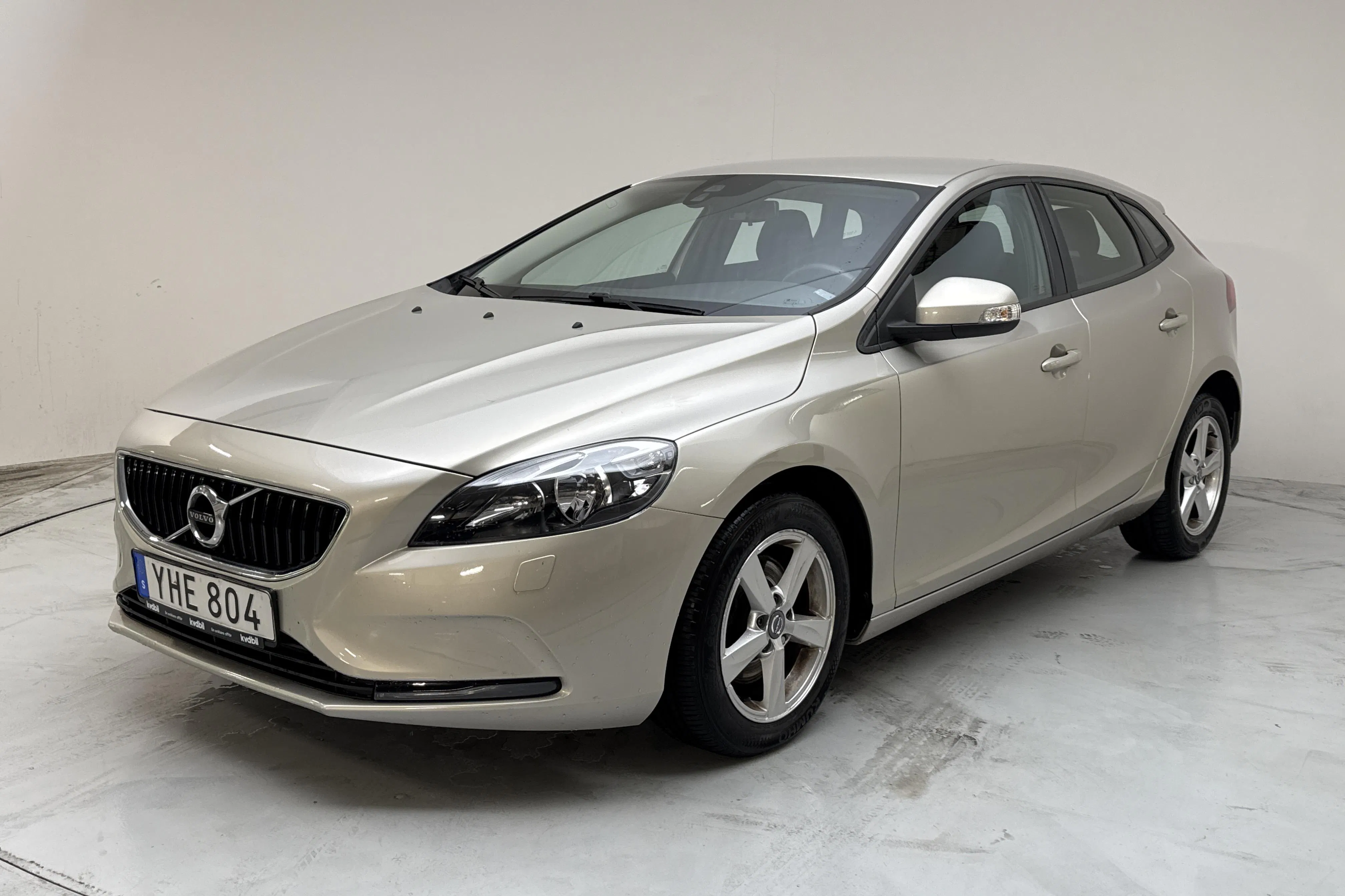 Presentationsfoto 1 av 13: Volvo V40 T2 (122hk) - 4 571 mil - Manuell - Ljusbrun - 2017