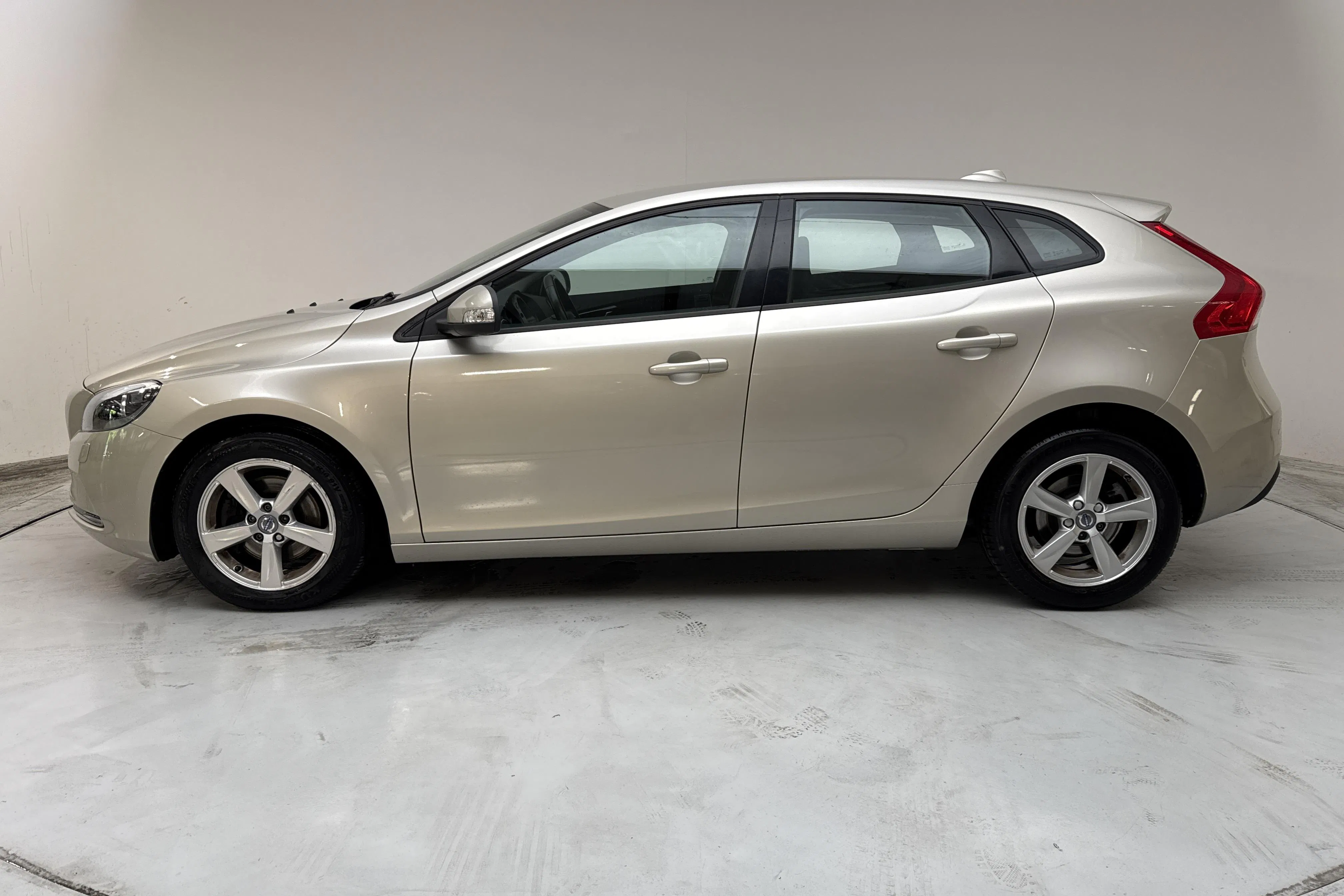 Presentationsfoto 2 av 13: Volvo V40 T2 (122hk) - 4 571 mil - Manuell - Ljusbrun - 2017