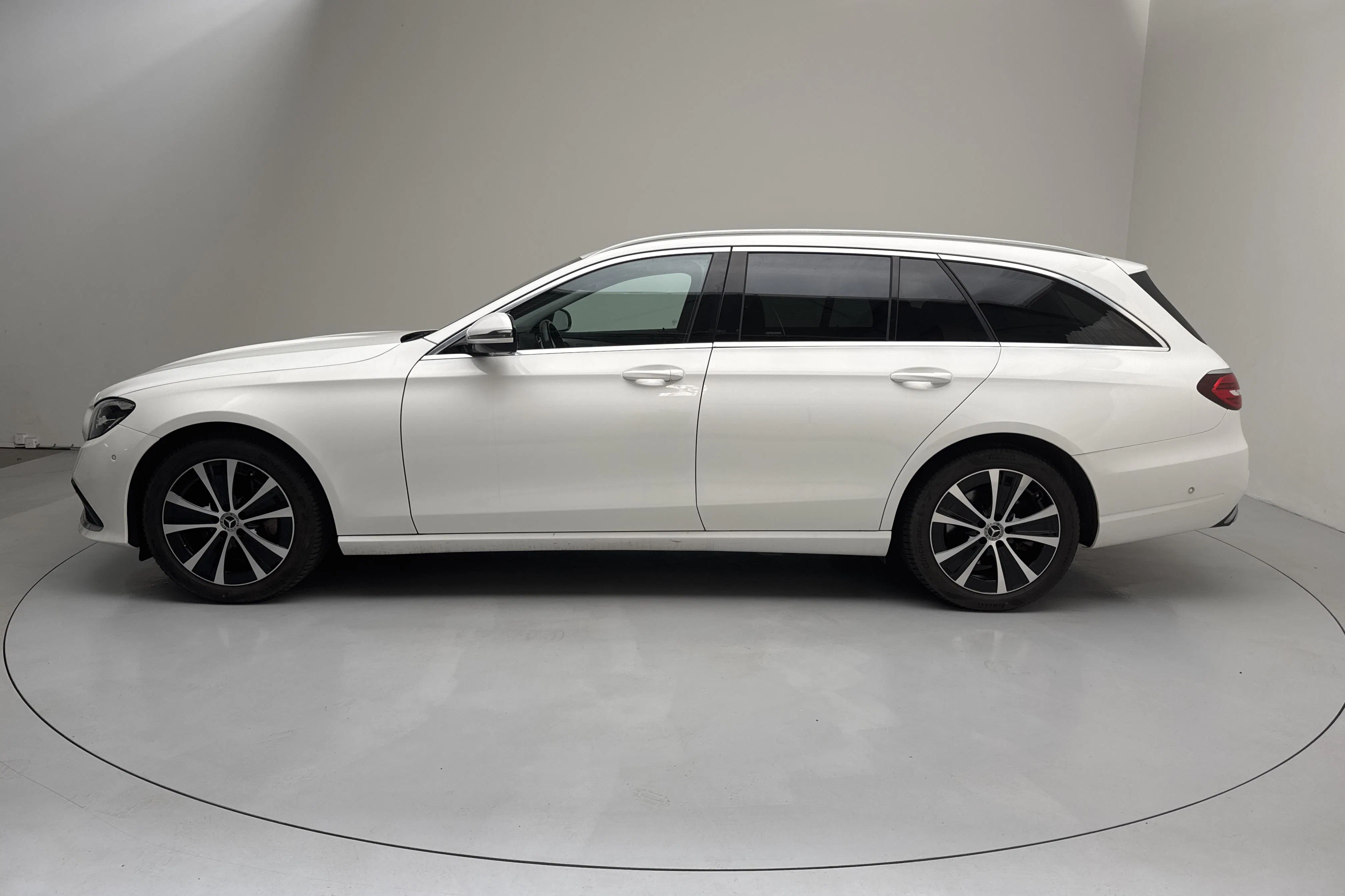 Presentationsfoto 2 av 17: Mercedes E 300 e Kombi S213 (320hk) - 8 252 mil - Automat - vit - 2023