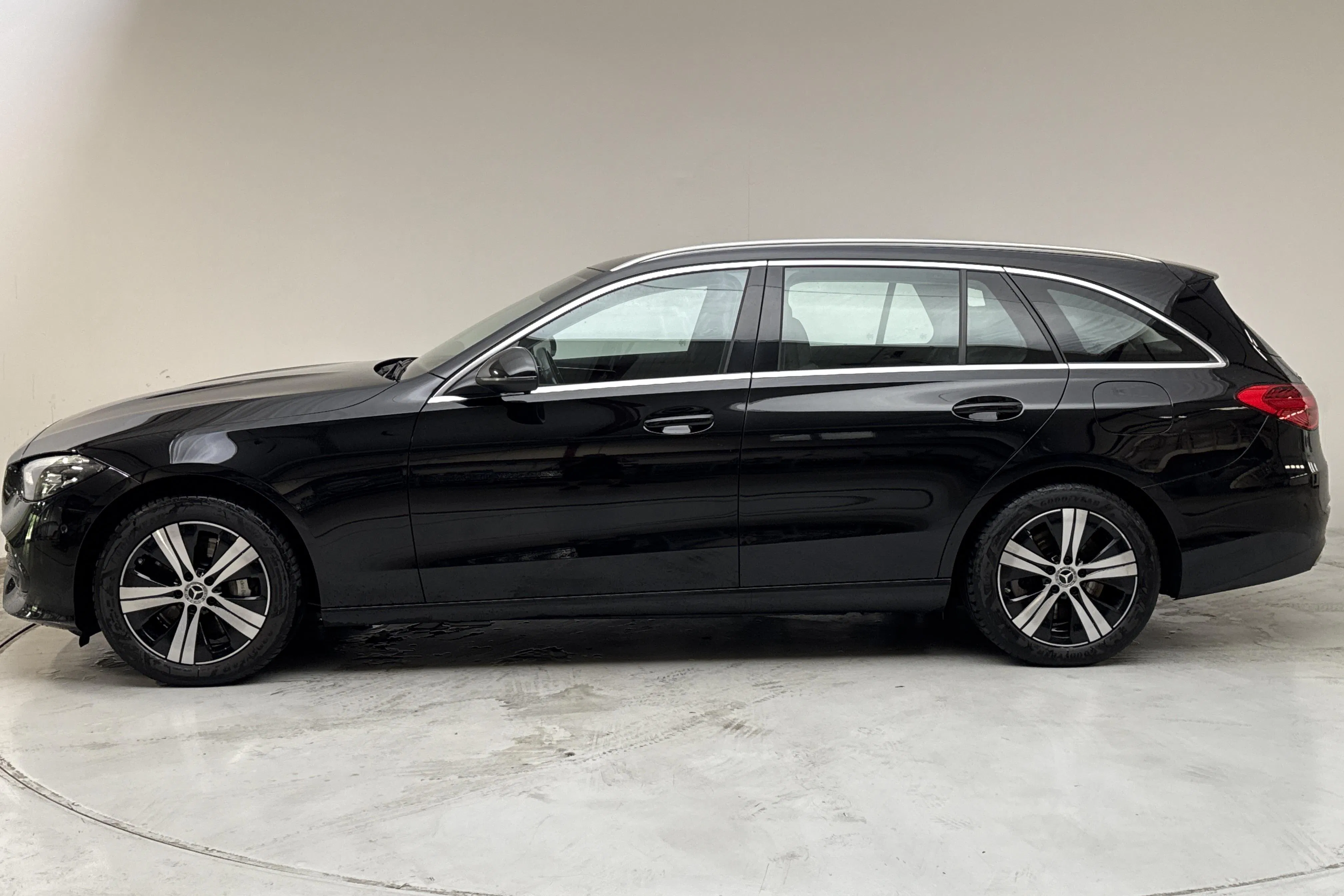 Presentation photo 2 of 15: Mercedes C 300 e Kombi S206 (333hk) - 112 540 km - Automatic - black - 2023
