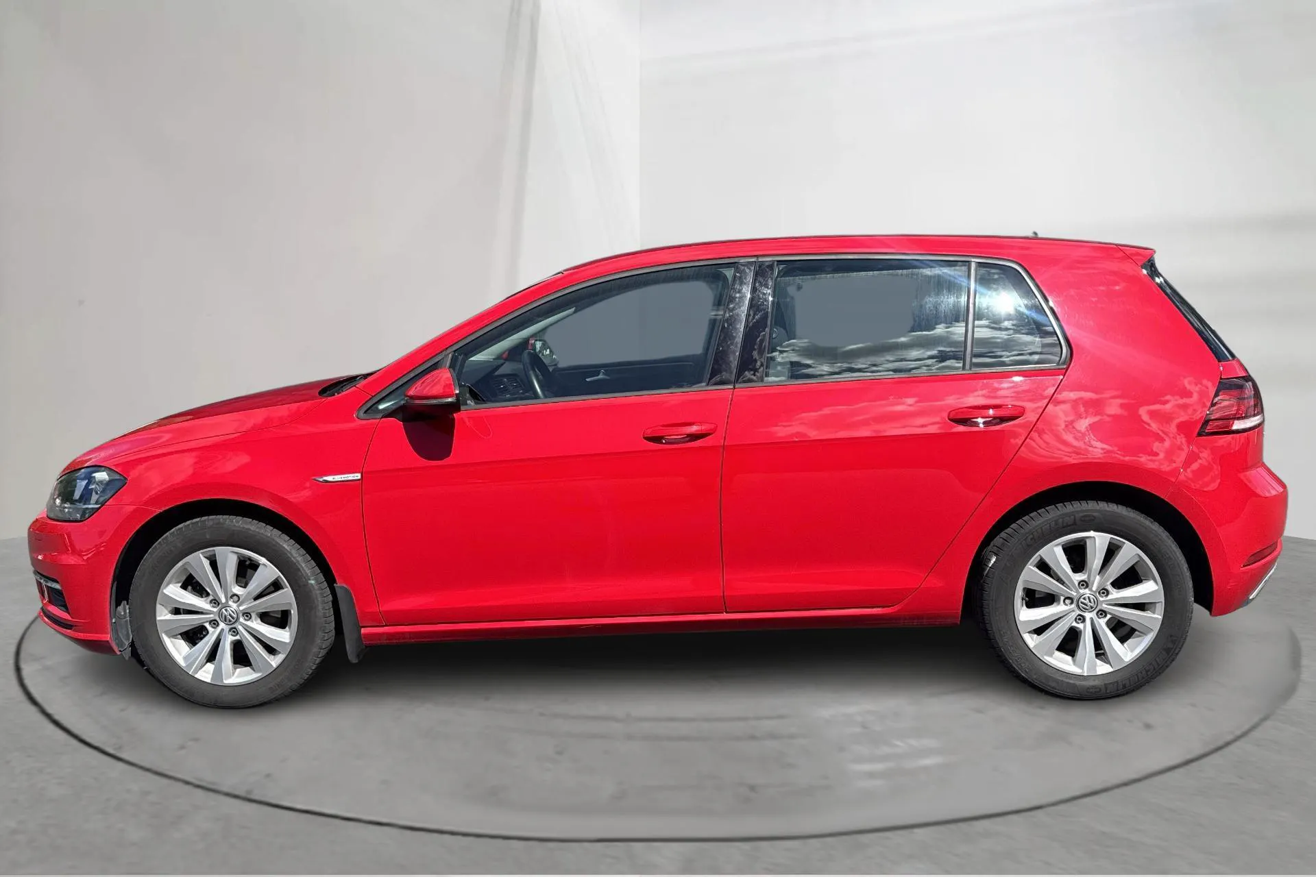 Presentation photo 2 of 14: VW Golf VII 1.5 TGI 5dr (130hk) - 21 550 km - Manual - red - 2019