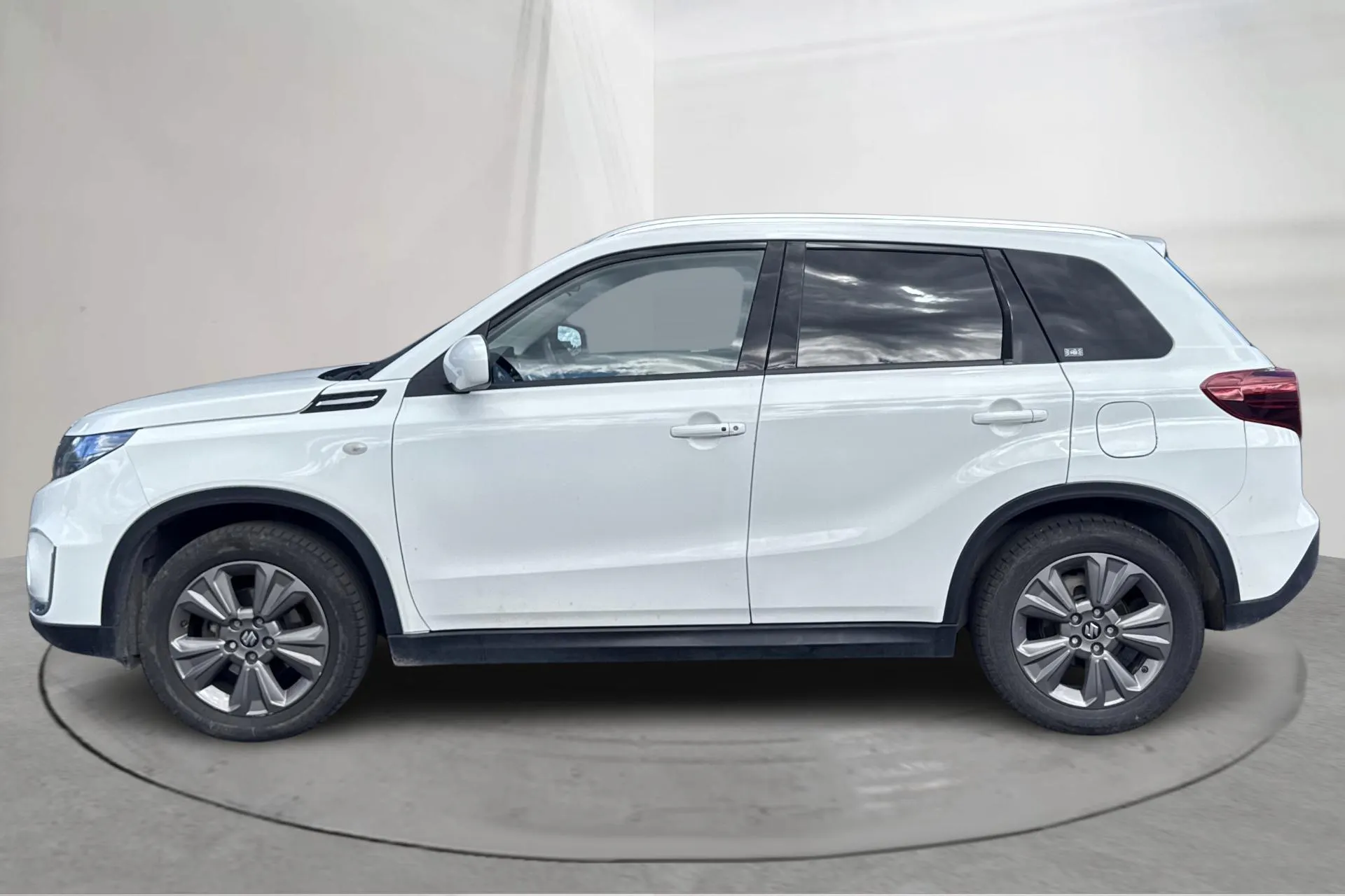 Presentationsfoto 2 av 14: Suzuki Vitara 1.5 HEV Allgrip 4x4 (115hk) - 6 443 mil - Automat - vit - 2023