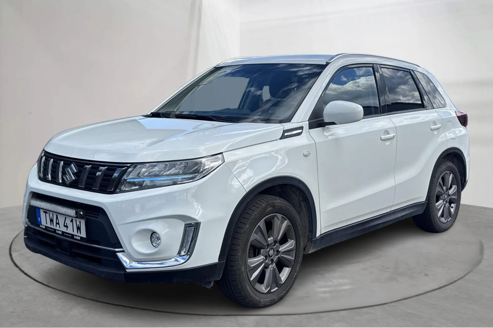 Presentationsfoto 1 av 14: Suzuki Vitara 1.5 HEV Allgrip 4x4 (115hk) - 6 443 mil - Automat - vit - 2023