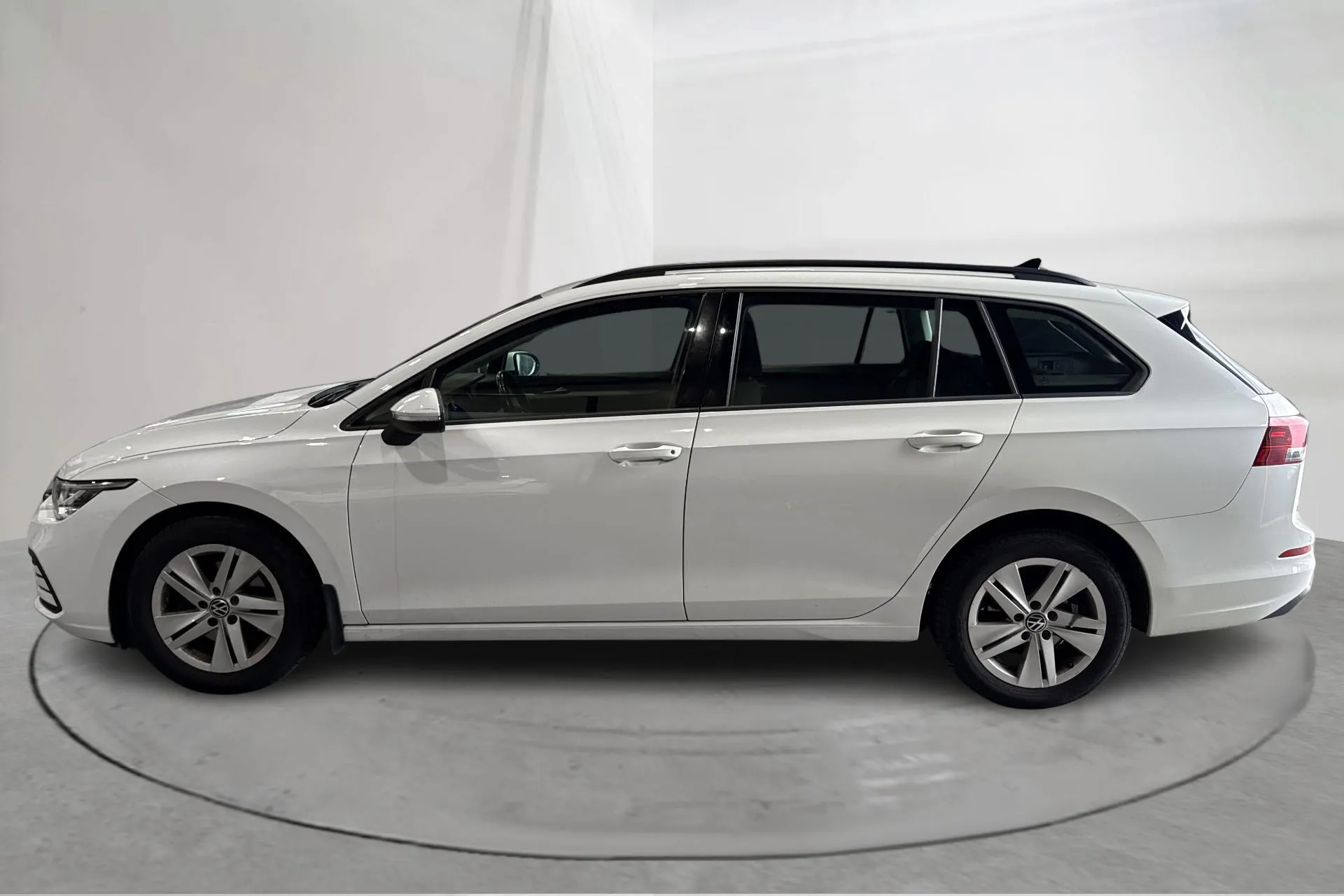Presentation photo 2 of 13: VW Golf VIII 1.5 TGI Sportscombi (130hk) - 90 630 km - Automatic - white - 2023