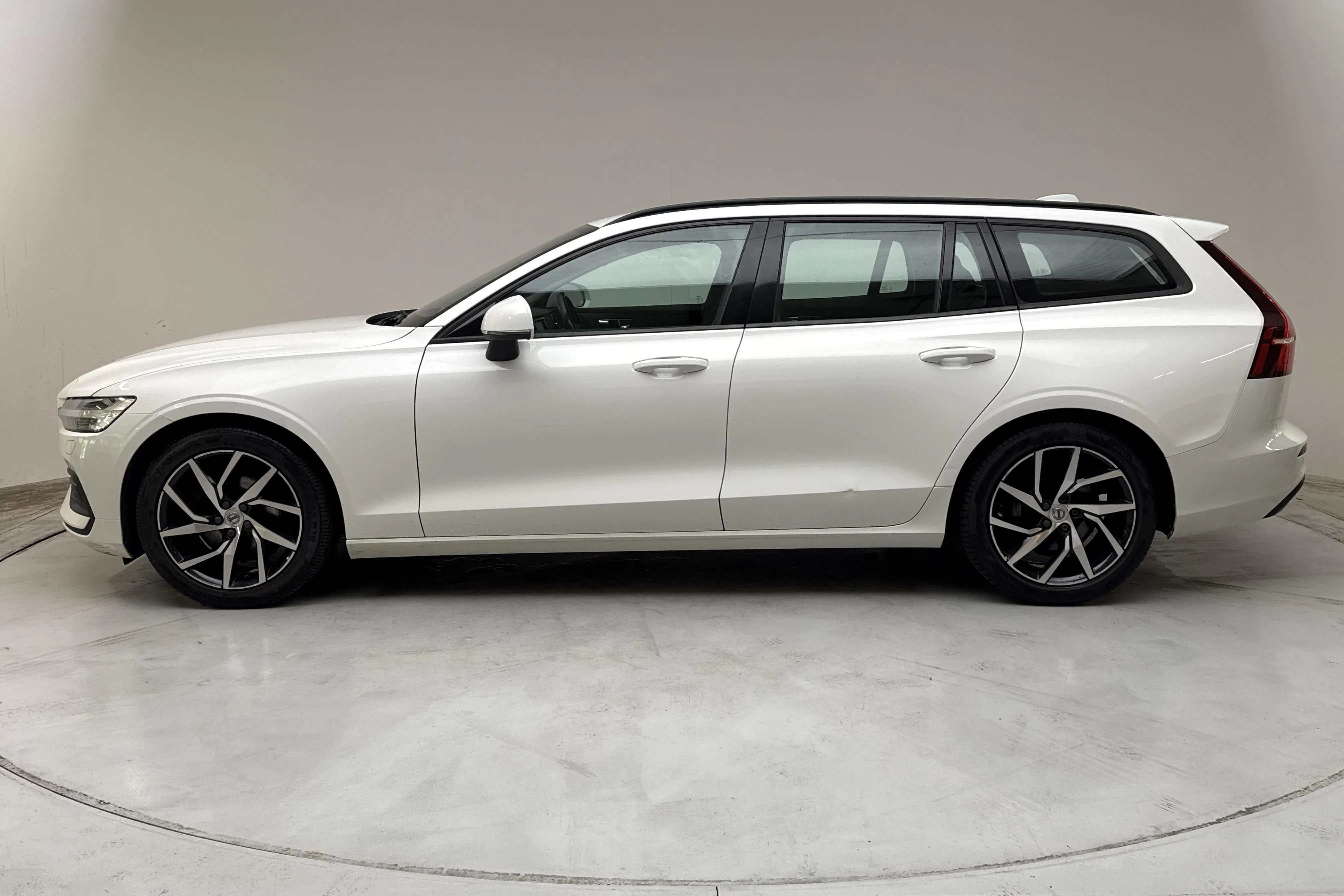 Presentation photo 2 of 15: Volvo V60 D3 (150hk) - 240 180 km - Manual - white - 2019