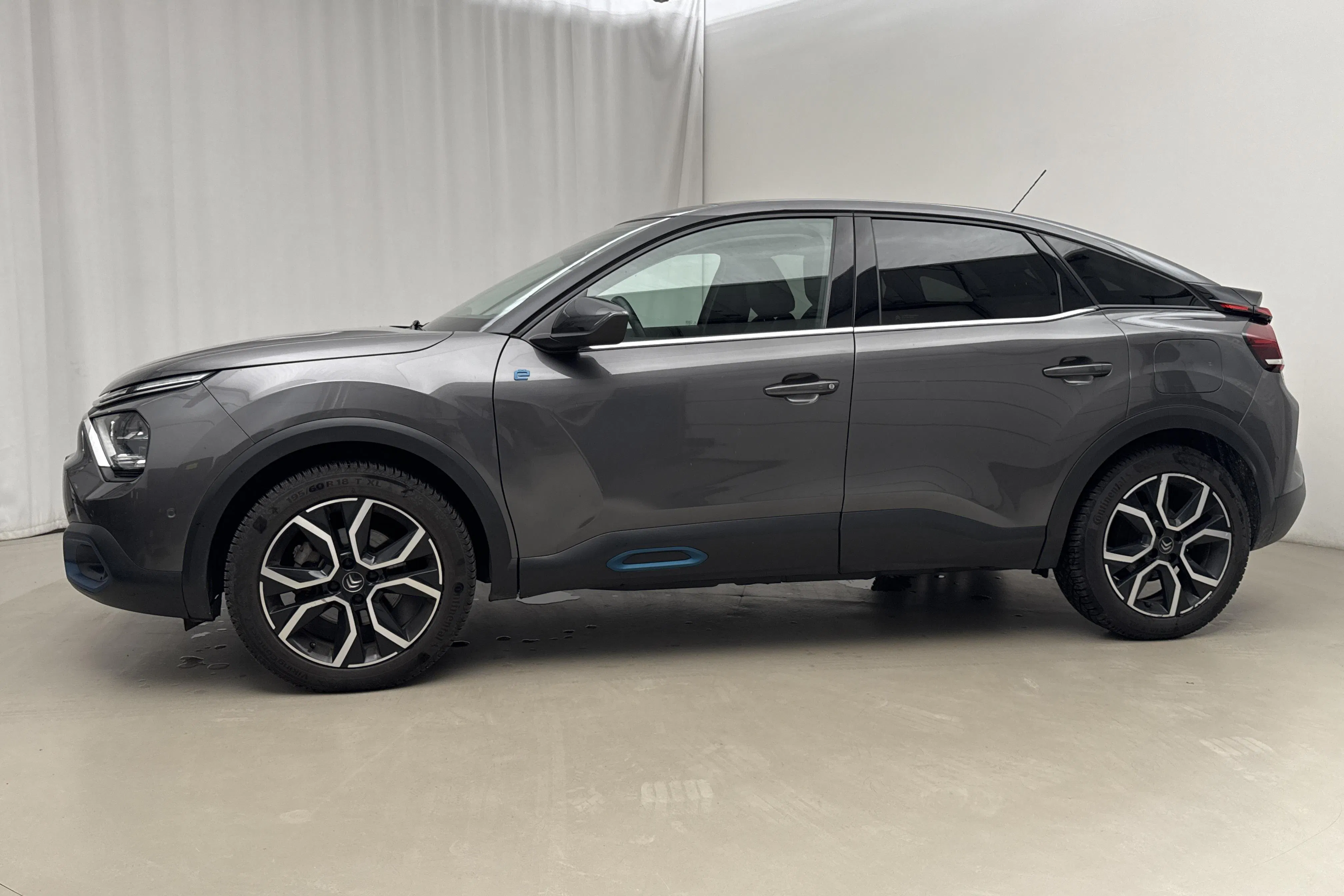 Presentation photo 2 of 18: Citroën e-C4 50kWh (136hk) - 59 640 km - Automatic - gray - 2022
