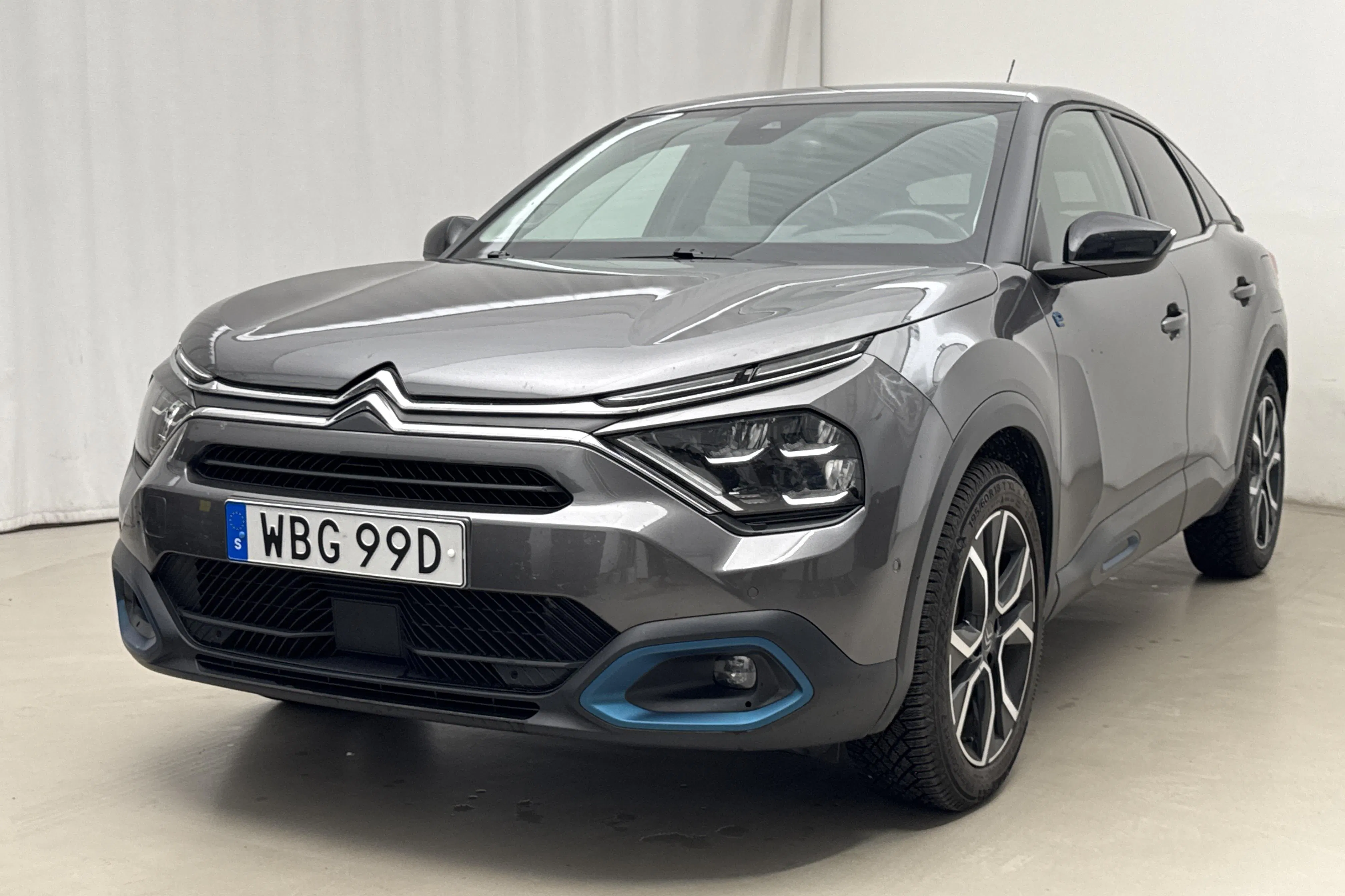 Presentation photo 1 of 18: Citroën e-C4 50kWh (136hk) - 59 640 km - Automatic - gray - 2022