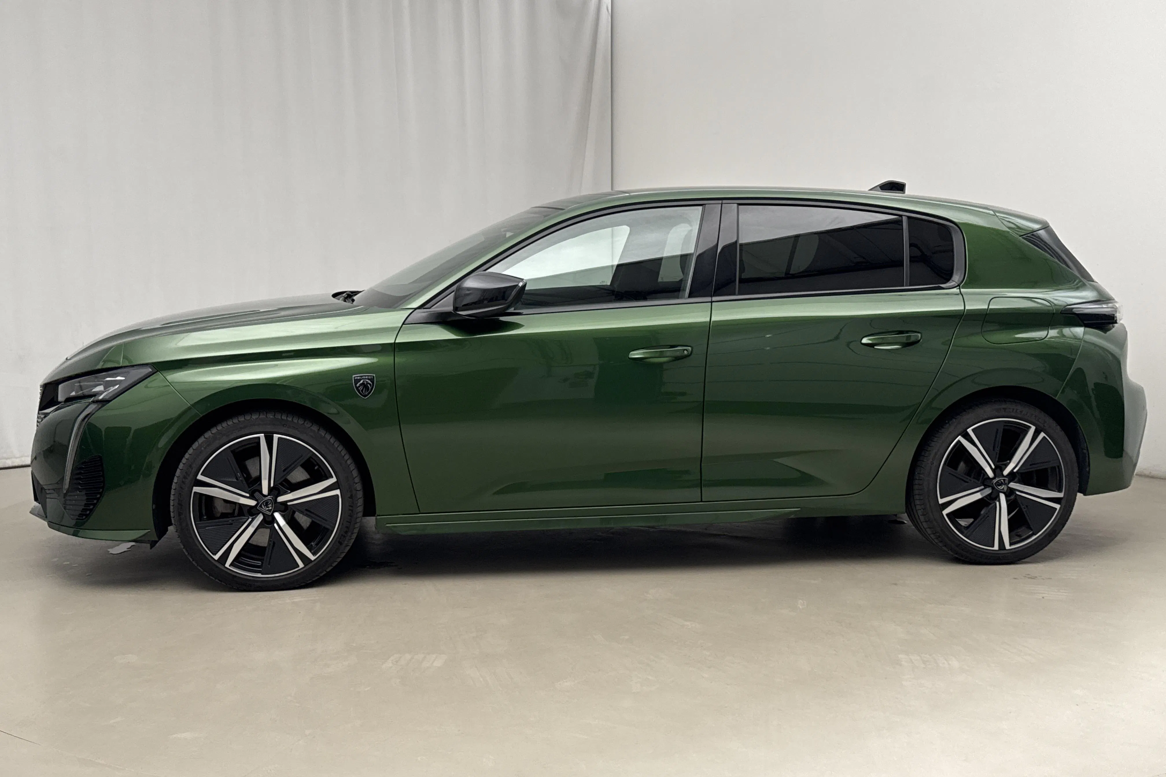 Presentationsfoto 2 av 19: Peugeot 308 1.6 PHEV 5dr (225hk) - 4 452 mil - Automat - grön - 2023