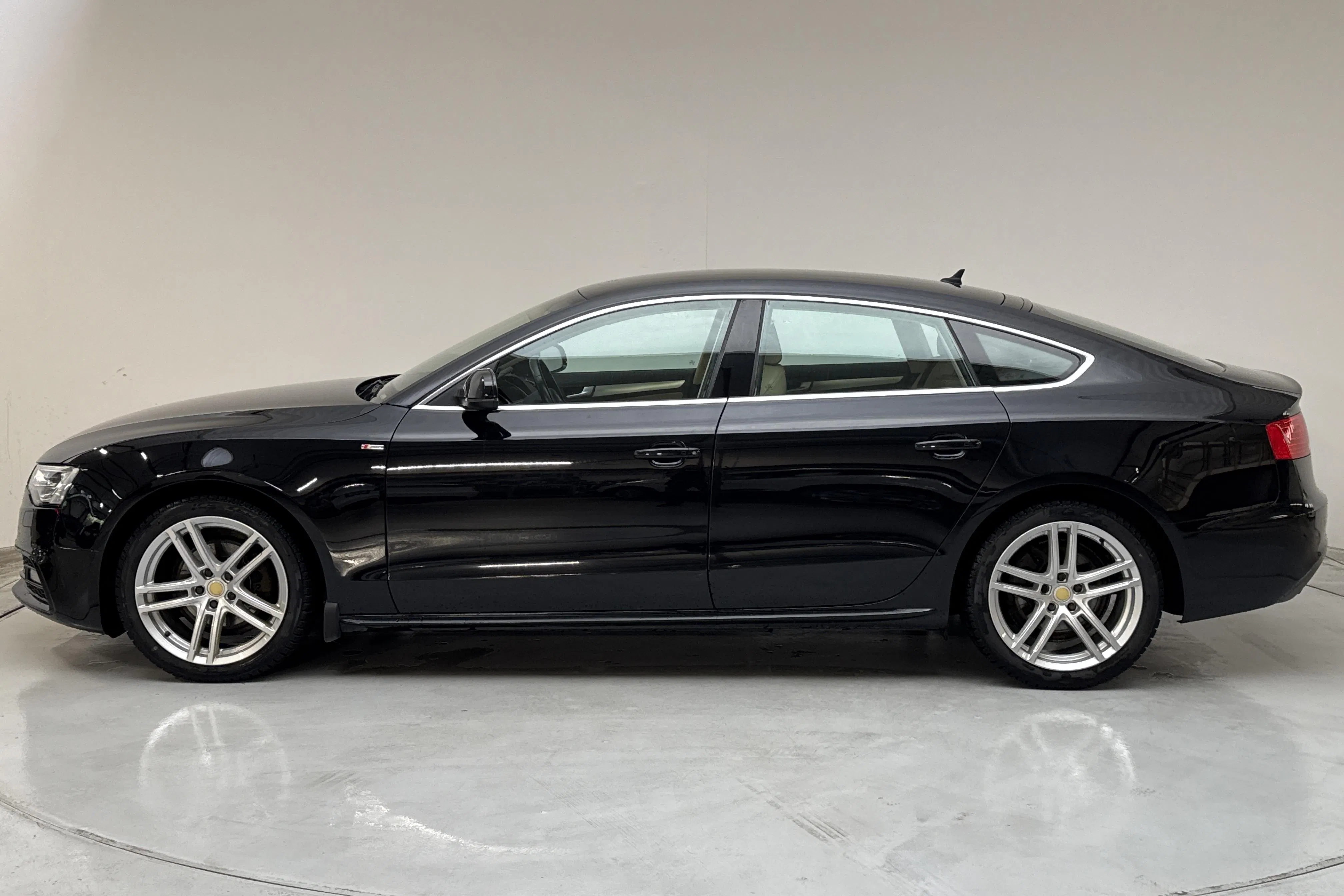 Presentationsfoto 2 av 13: Audi A5 2.0 TDI Clean diesel Sportback (190hk) - 16 648 mil - Manuell - svart - 2015
