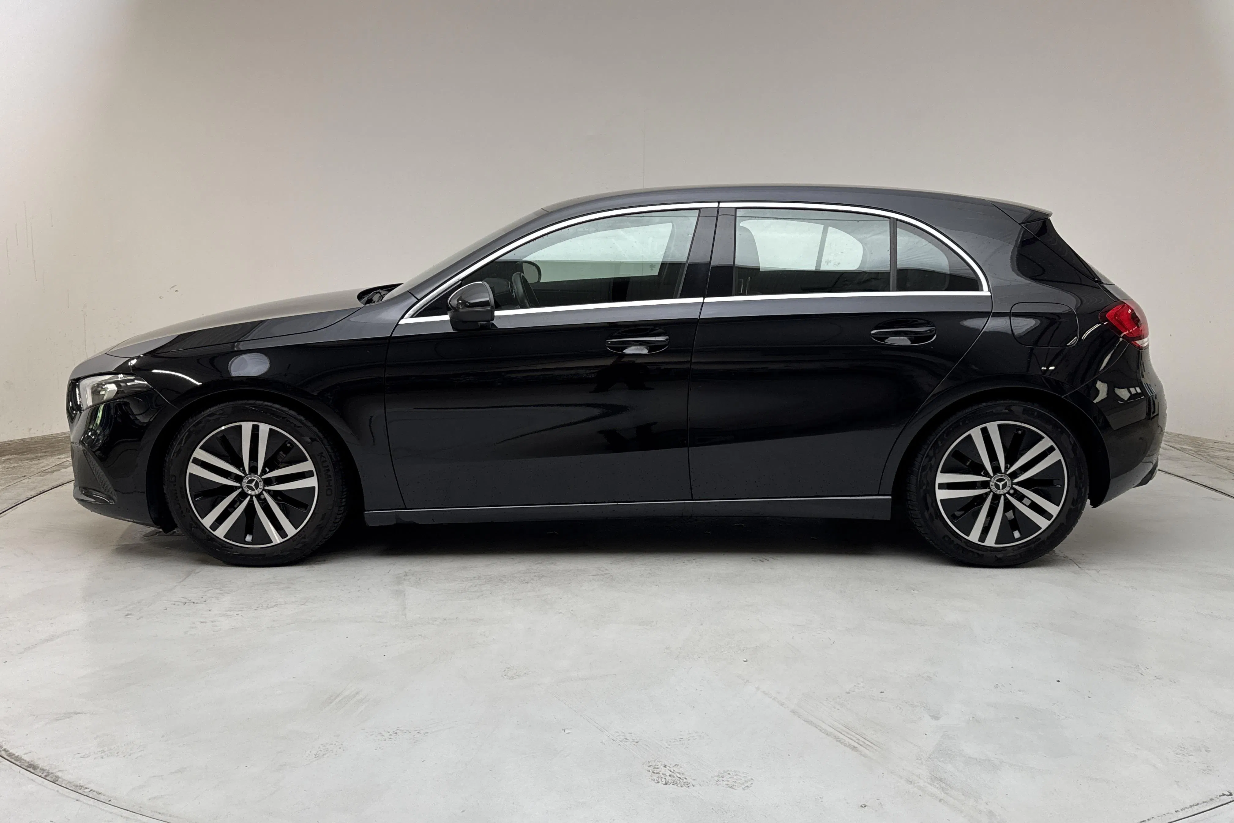 Presentationsfoto 2 av 13: Mercedes A 180 5dr W177 (136hk) - 13 851 mil - Automat - svart - 2019