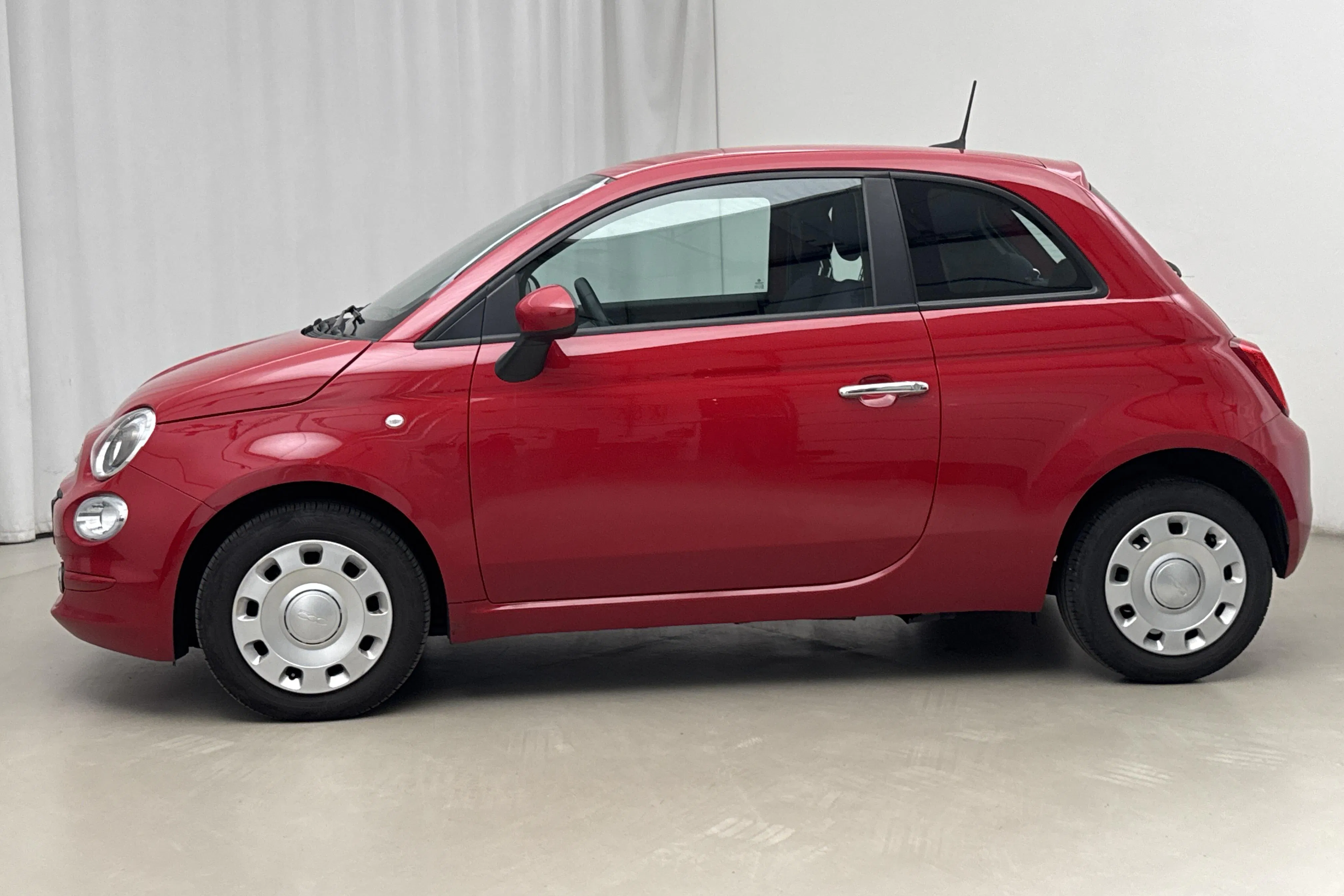 Presentationsfoto 2 av 15: Fiat 500 Hybrid (70hk) - 6 548 mil - Manuell - röd - 2022