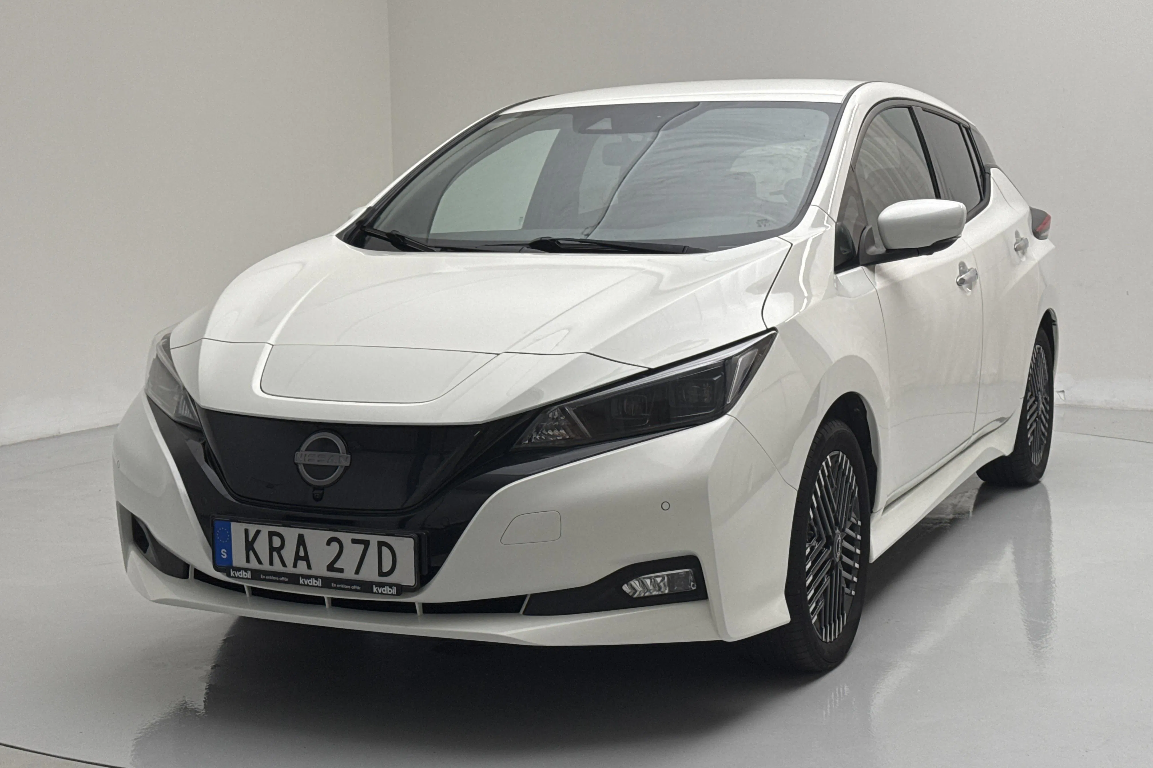 Presentation photo 1 of 15: Nissan LEAF 5dr 39kWh (150hk) - 36 270 km - Automatic - white - 2023