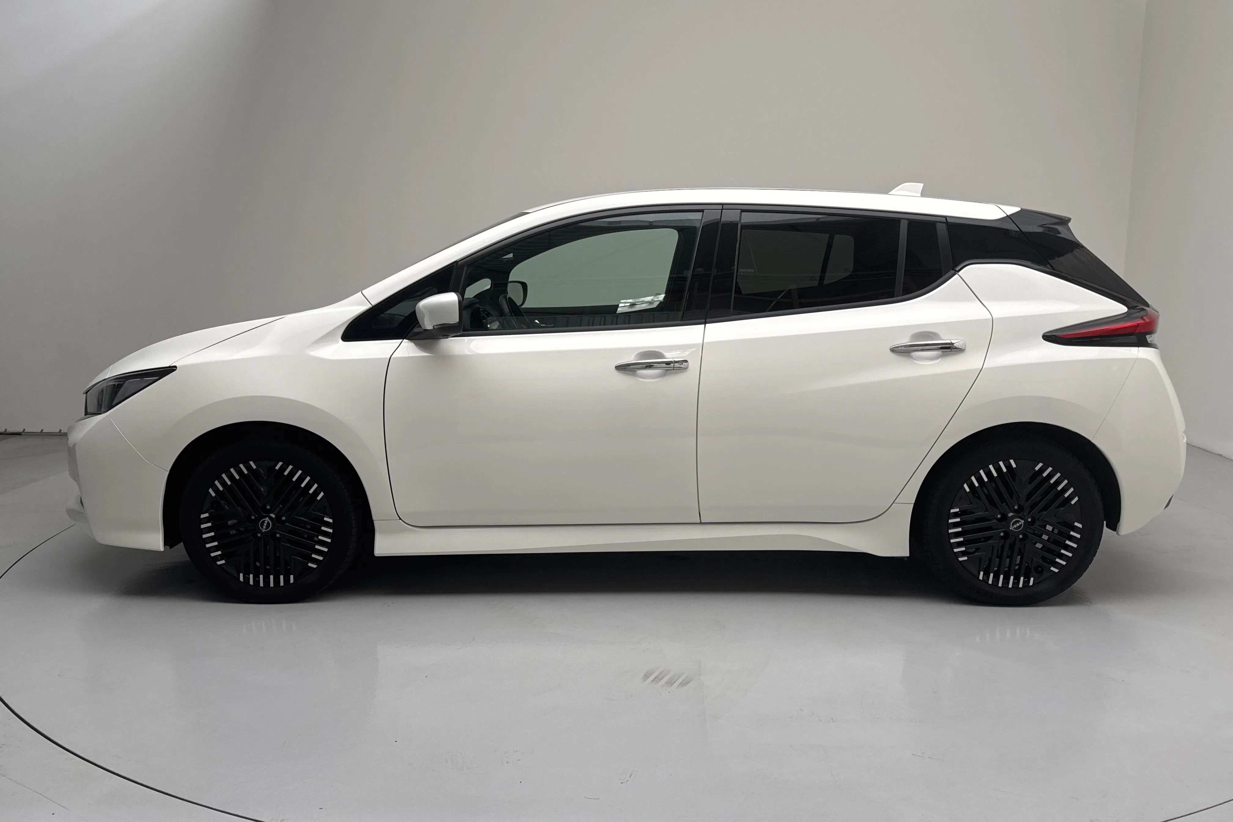 Presentation photo 2 of 15: Nissan LEAF 5dr 39kWh (150hk) - 36 270 km - Automatic - white - 2023