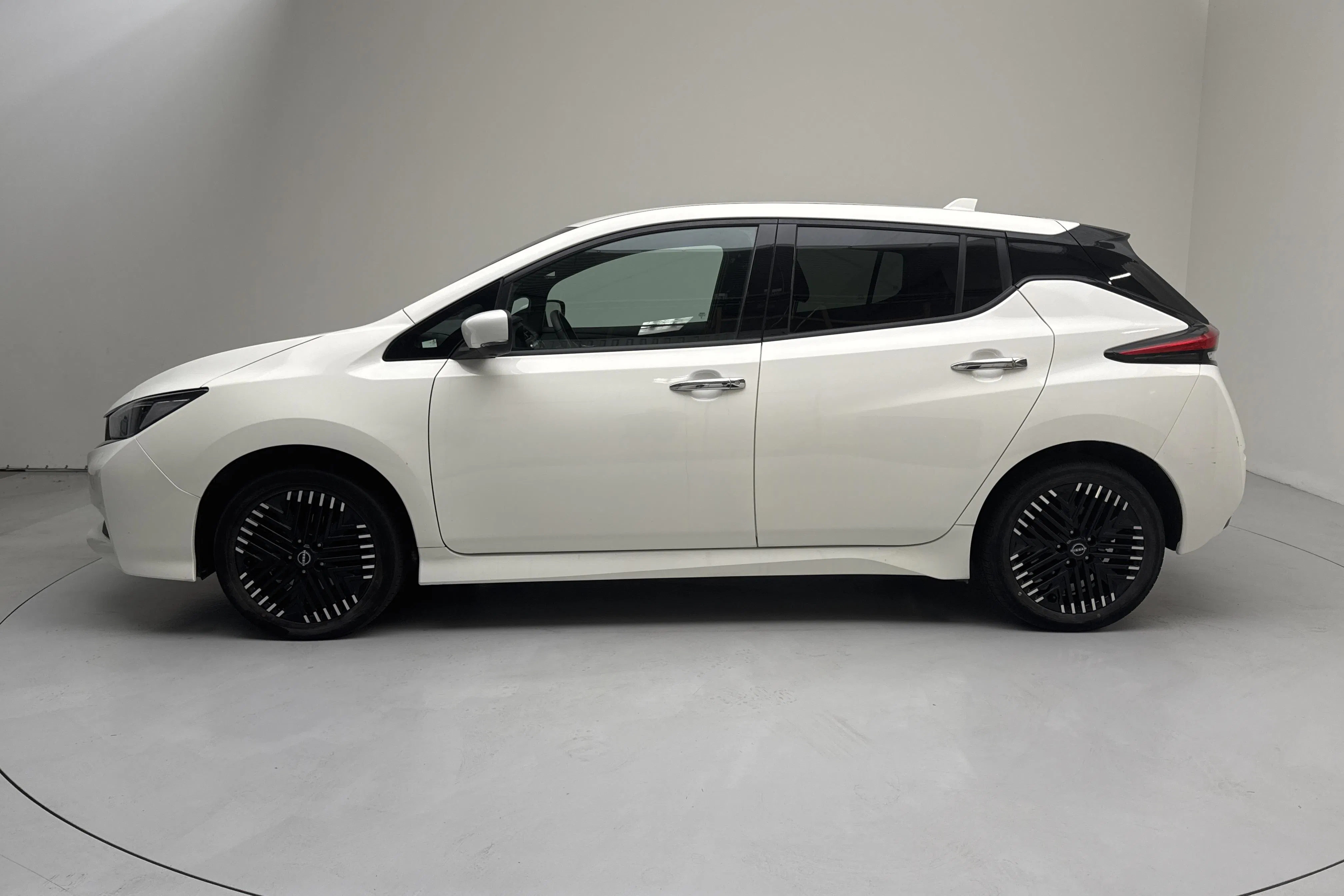 Presentation photo 2 of 15: Nissan LEAF 5dr 59kWh (214hk) - 32 410 km - Automatic - white - 2023