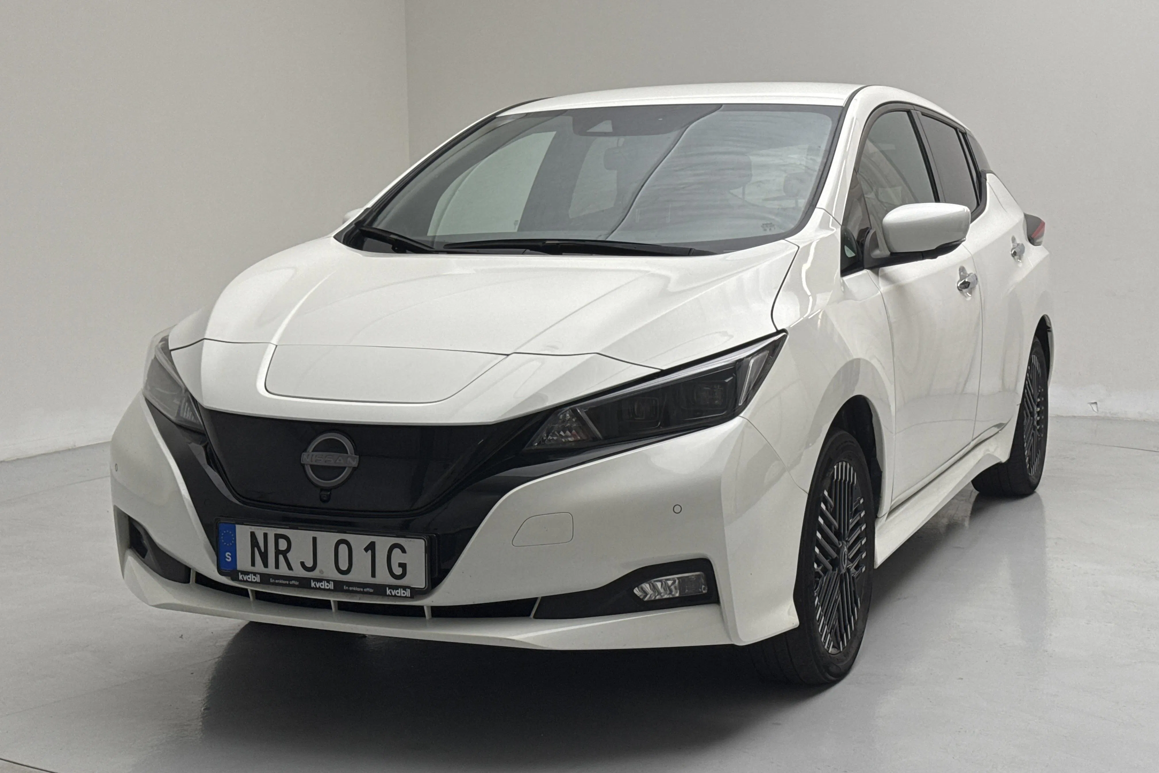 Presentation photo 1 of 15: Nissan LEAF 5dr 59kWh (214hk) - 32 410 km - Automatic - white - 2023