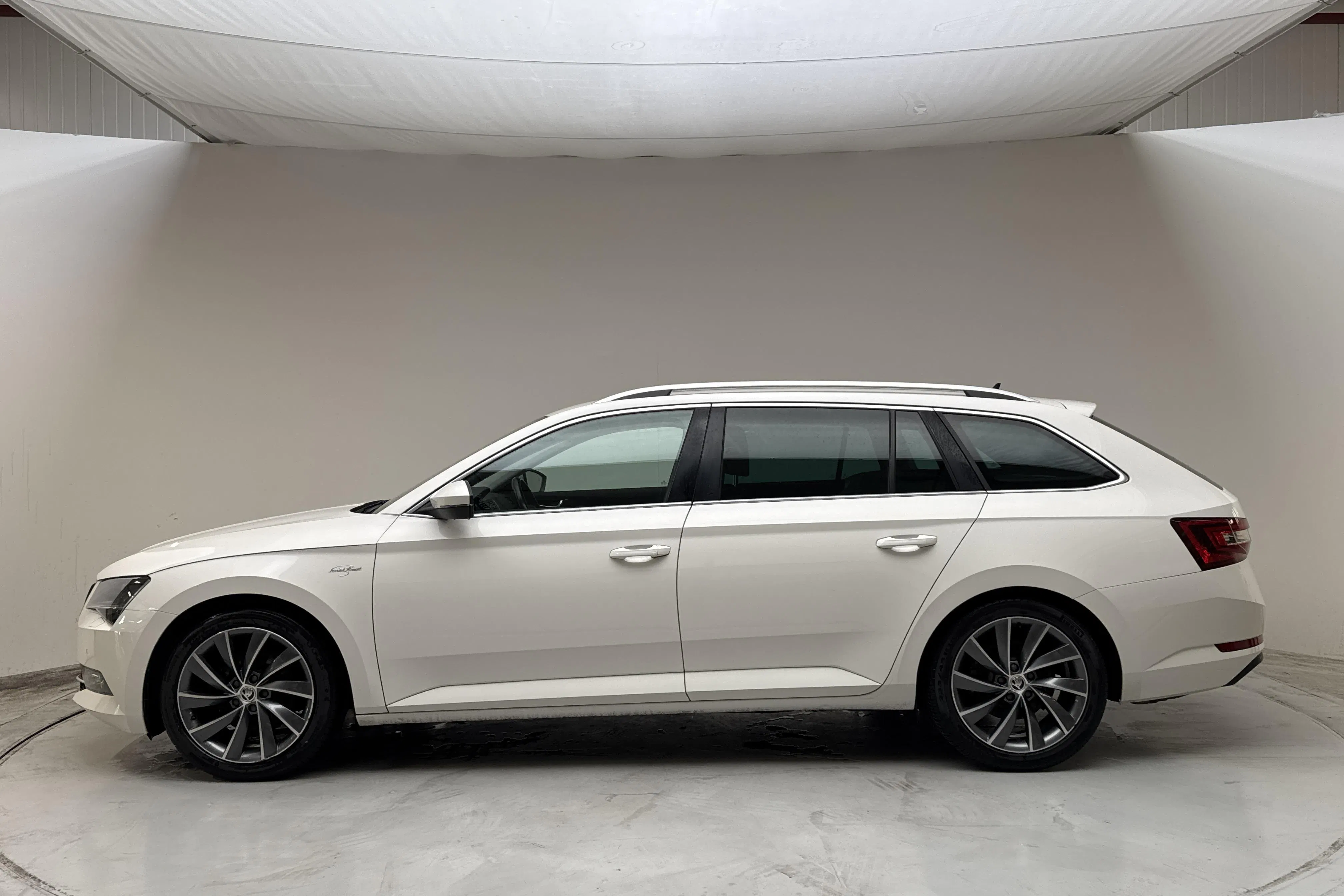 Presentation photo 2 of 15: Skoda Superb 1.8 TSI Kombi (180hk) - 131 030 km - Automatic - white - 2018