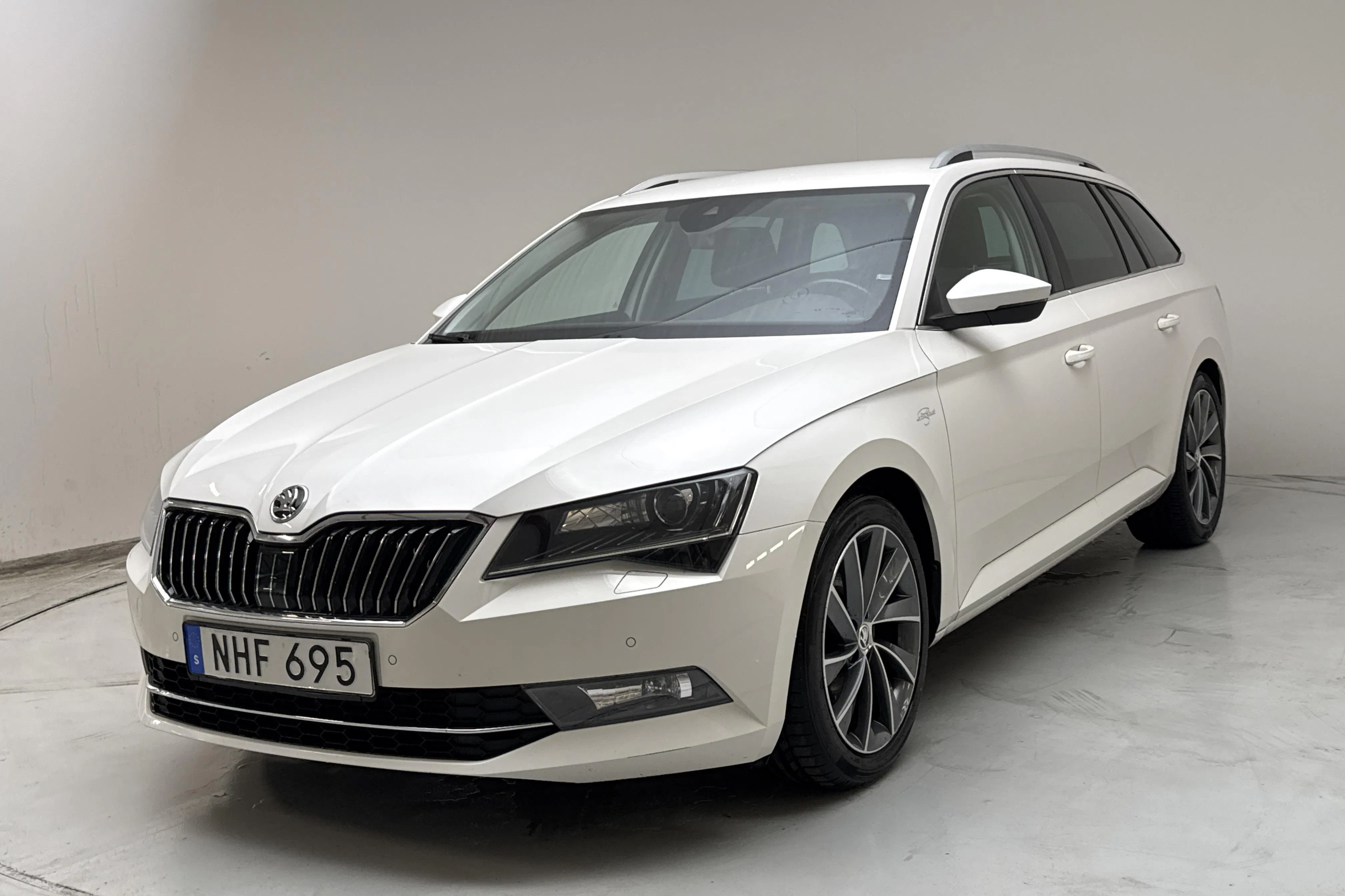Presentation photo 1 of 15: Skoda Superb 1.8 TSI Kombi (180hk) - 131 030 km - Automatic - white - 2018