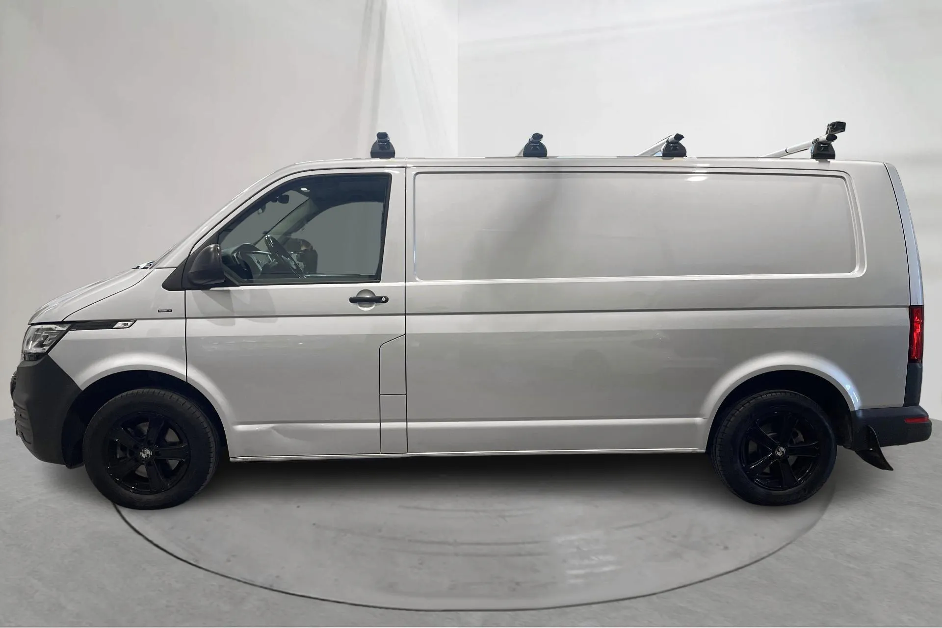 Presentationsfoto 2 av 17: VW Transporter T6.1 Skåp TDI 4MOTION (150hk) - 12 618 mil - Automat - silver - 2024