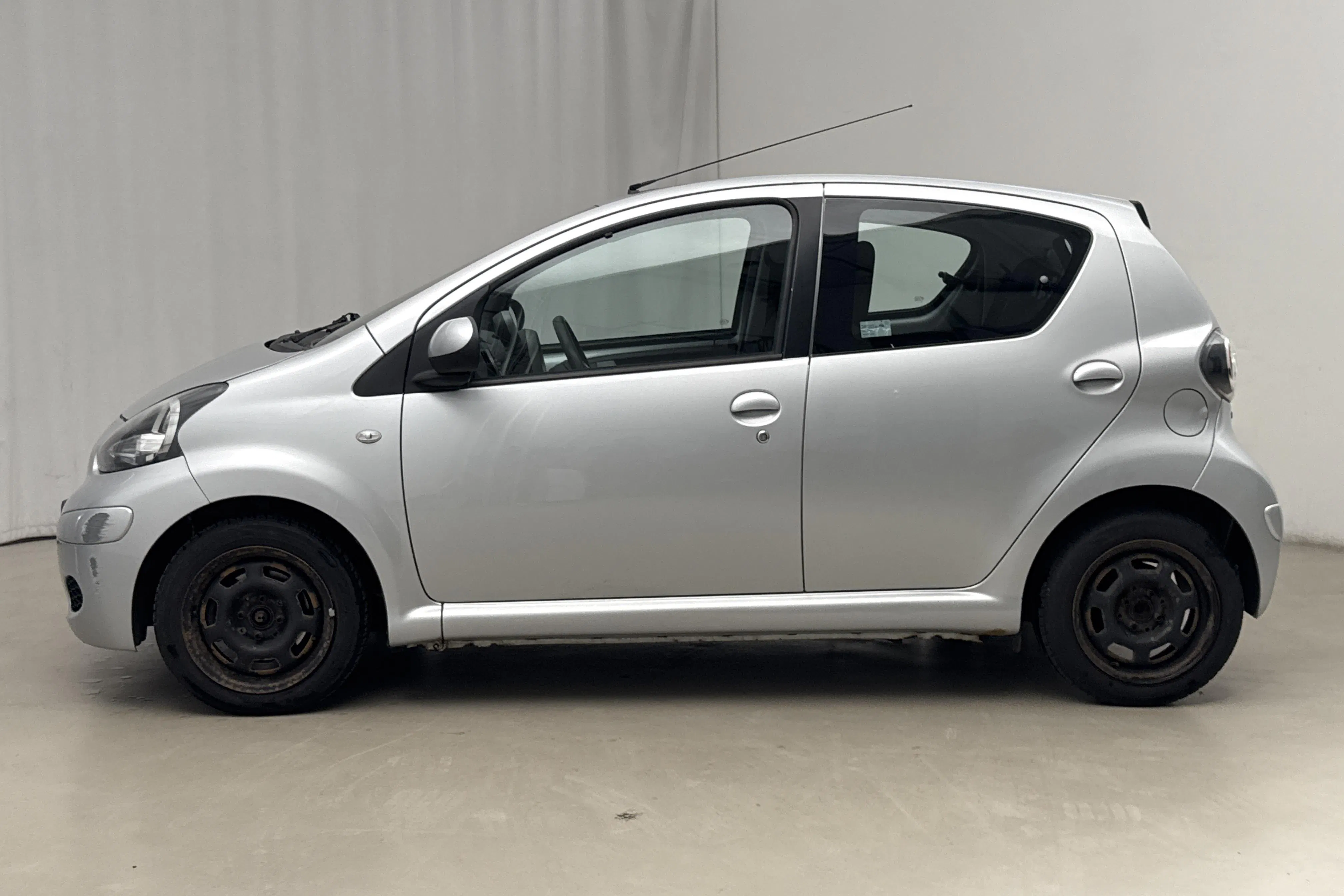 Presentationsfoto 2 av 14: Toyota Aygo 1.0 VVT-i 5dr (68hk) - 11 116 mil - Manuell - silver - 2010
