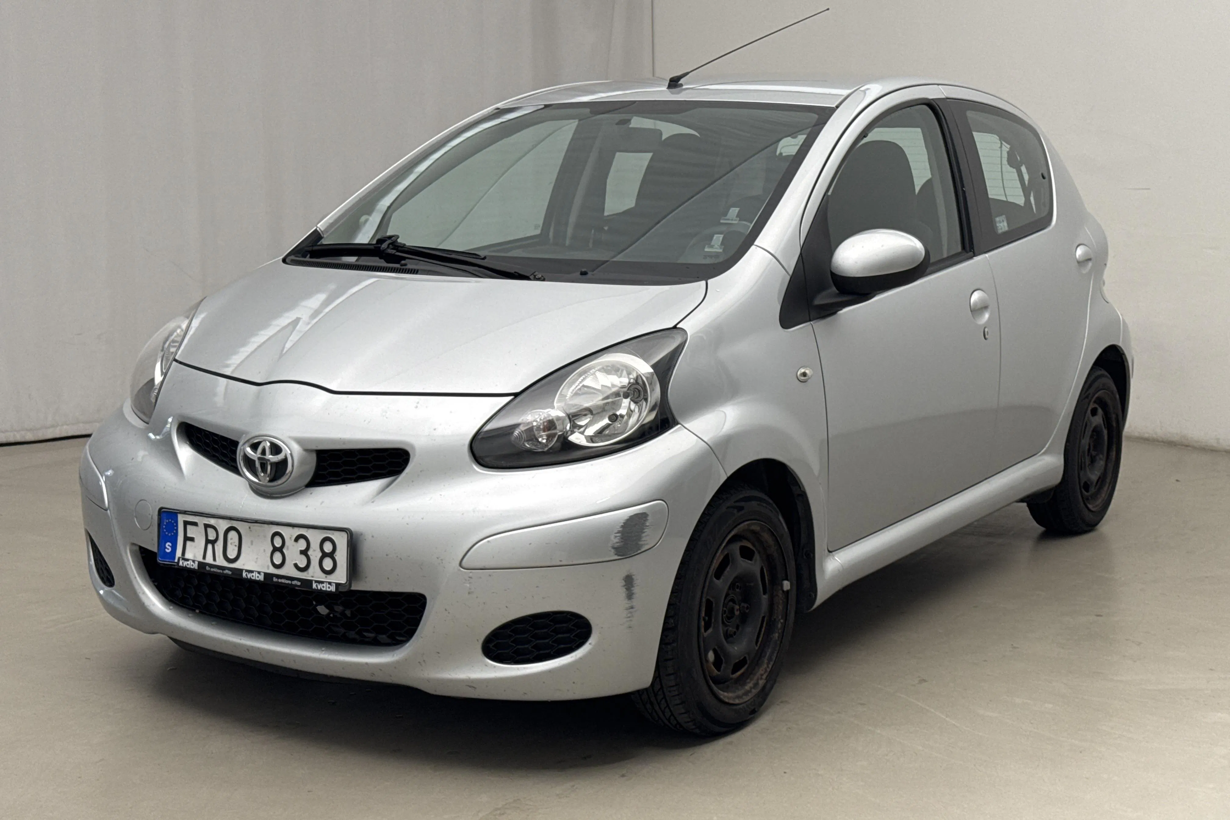 Presentationsfoto 1 av 14: Toyota Aygo 1.0 VVT-i 5dr (68hk) - 11 116 mil - Manuell - silver - 2010