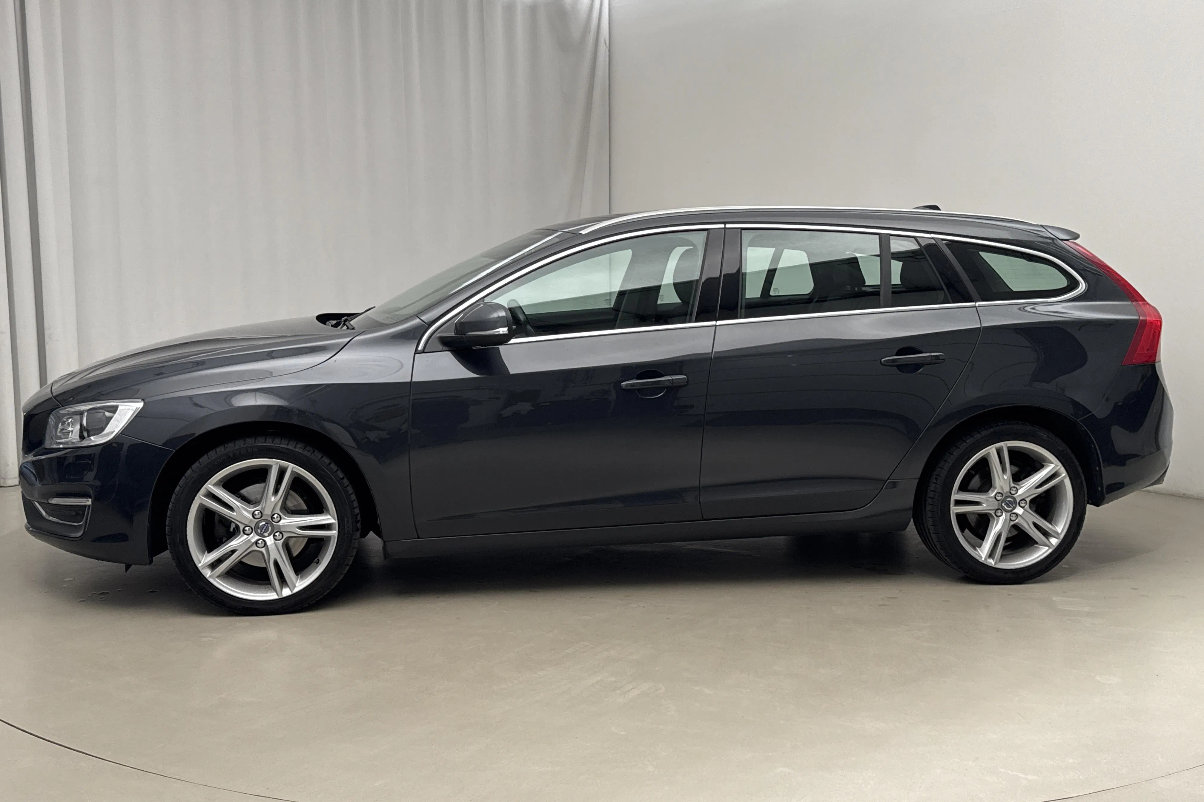 Presentation photo 2 of 20: Volvo V60 D4 (190hk) - 114 750 km - Automatic - gray - 2018