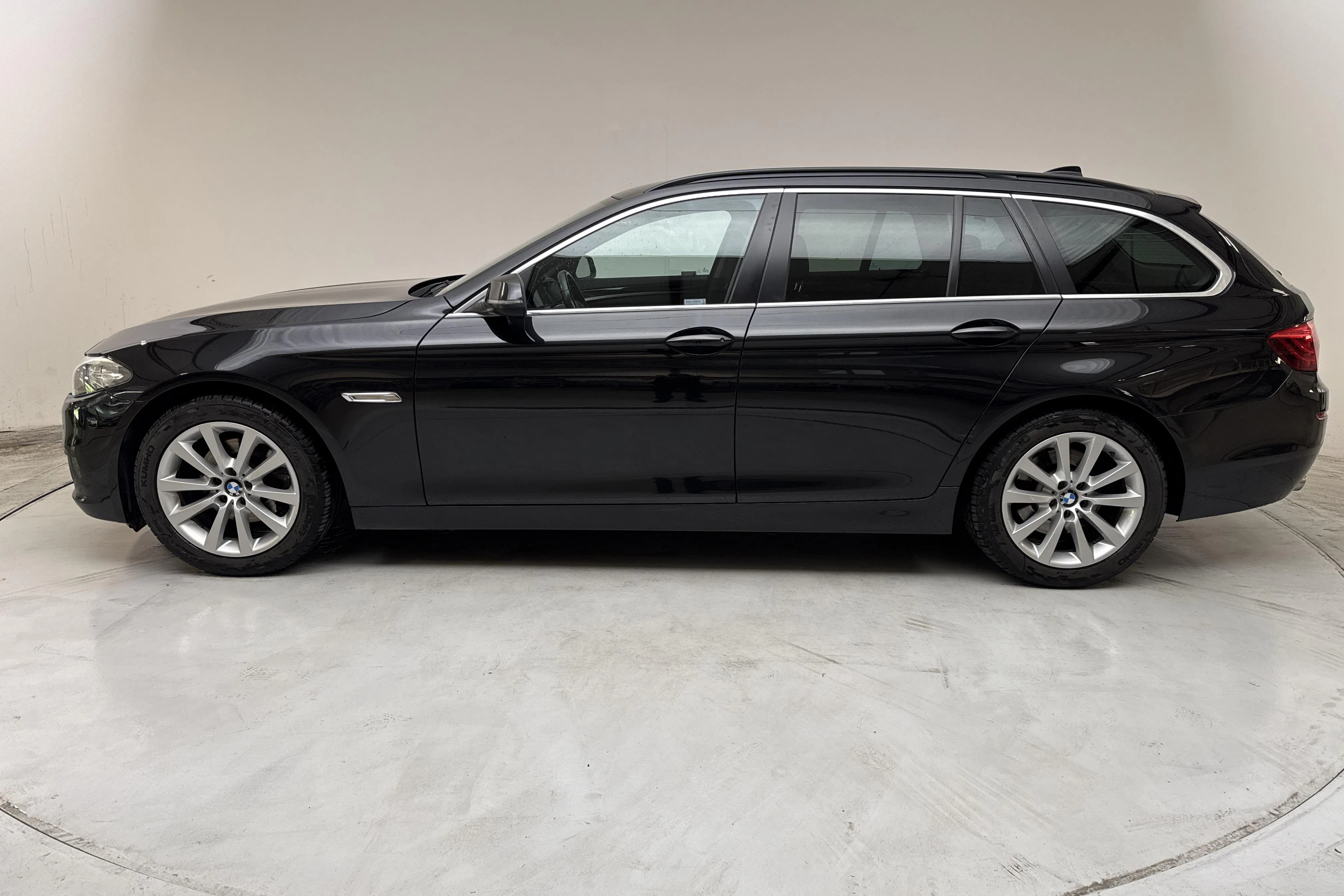 Presentation photo 2 of 13: BMW 520d xDrive Touring, F11 (190hk) - 136 490 km - Automatic - black - 2017