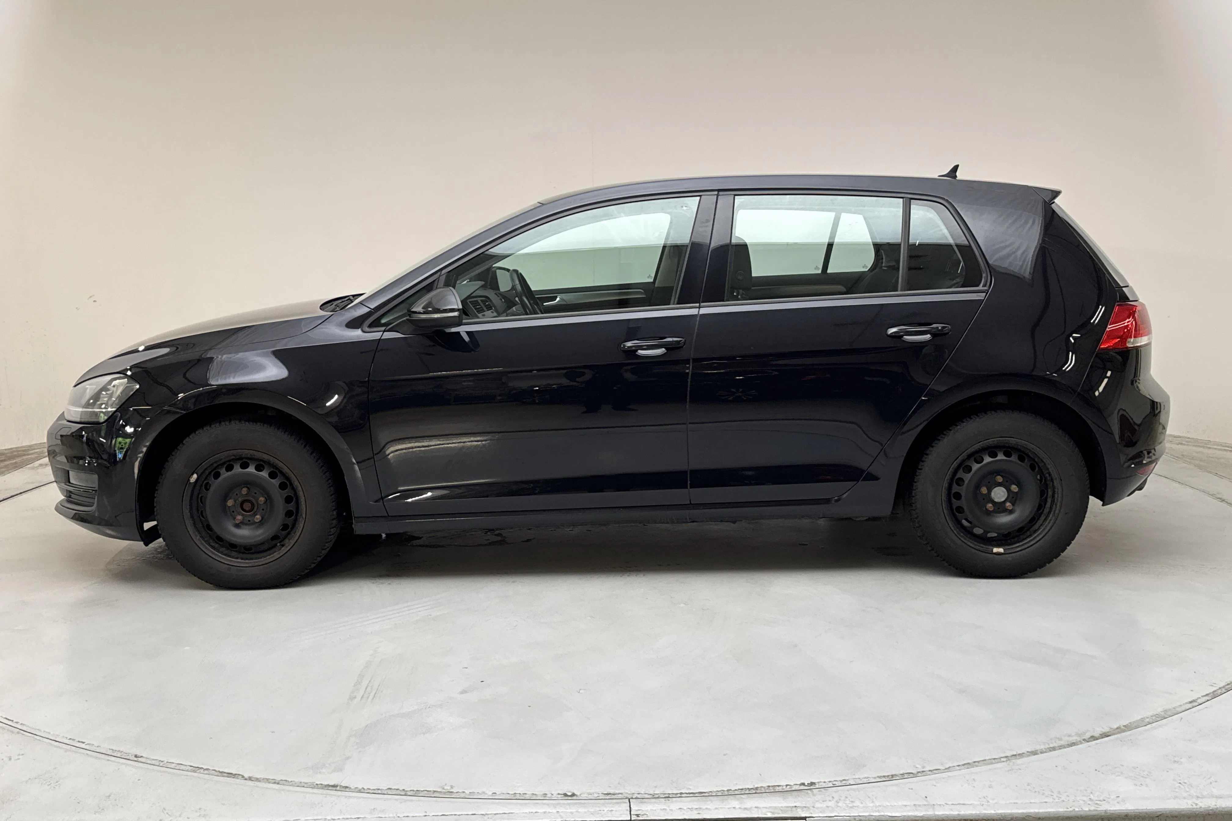 Presentationsfoto 2 av 12: VW Golf VII 1.2 TSI 5dr (110hk) - 12 697 mil - Manuell - svart - 2017