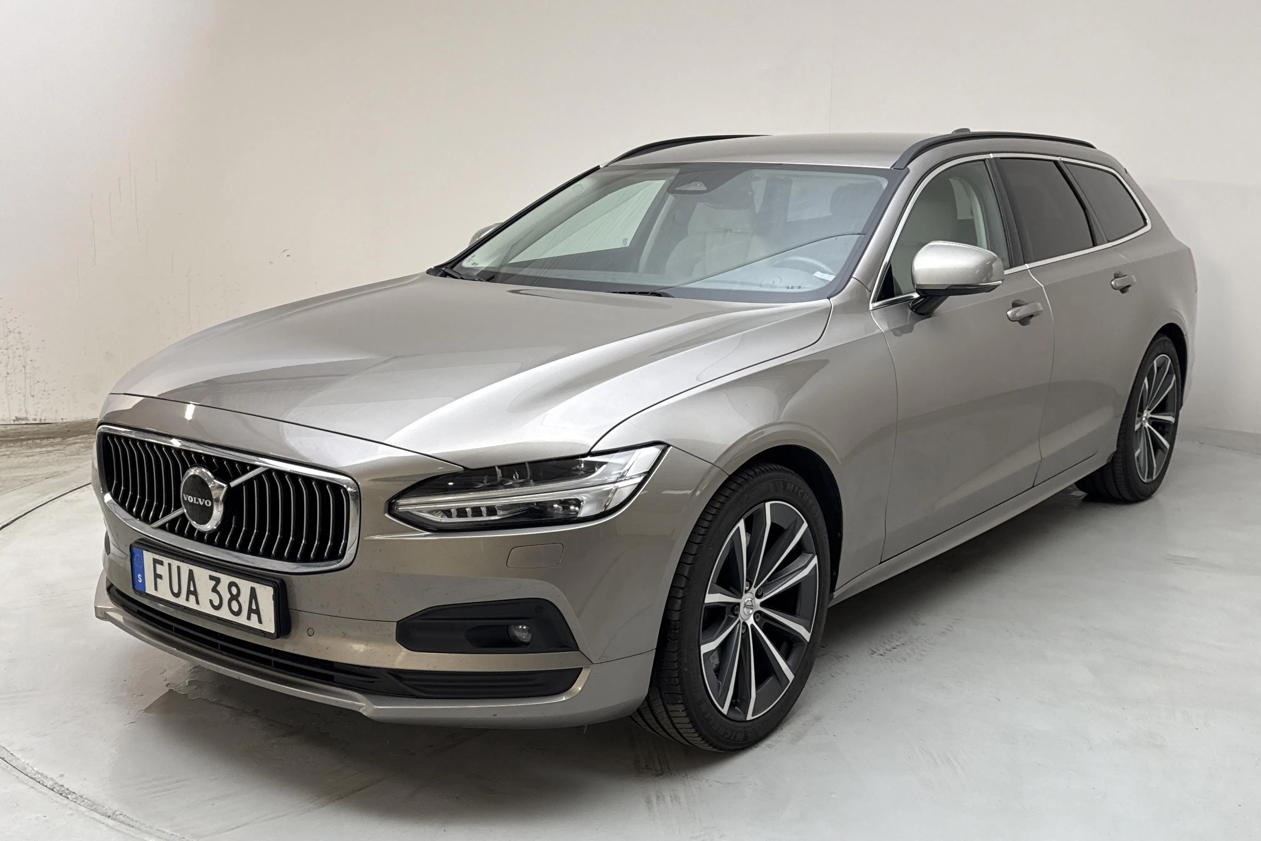 Presentation photo 1 of 14: Volvo V90 B4 Mildhybrid, Diesel (190hk) - 135 430 km - Automatic - gray - 2022