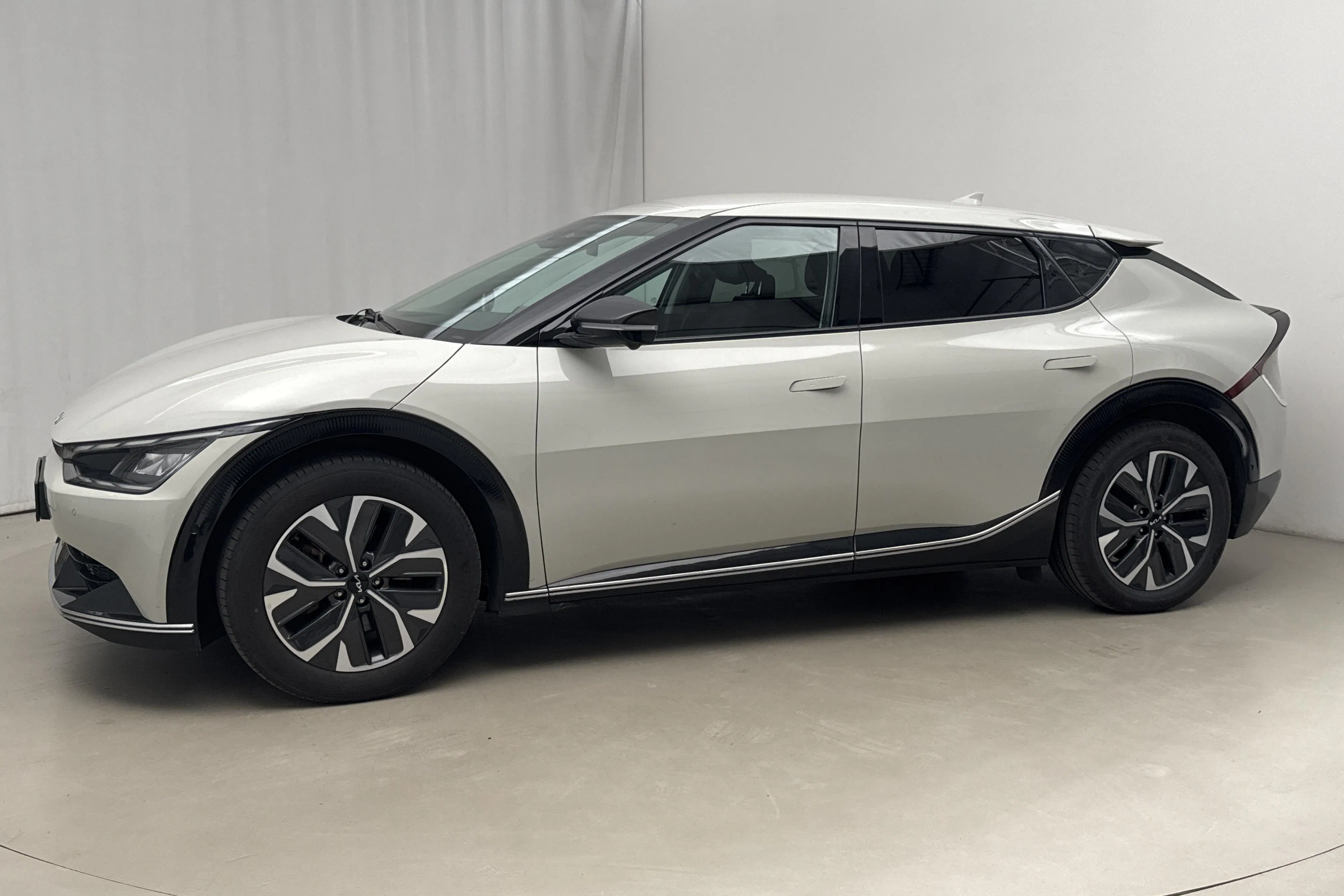 Presentationsfoto 2 av 19: KIA EV6 RWD (228hk) - 8 707 mil - Automat - grå - 2023
