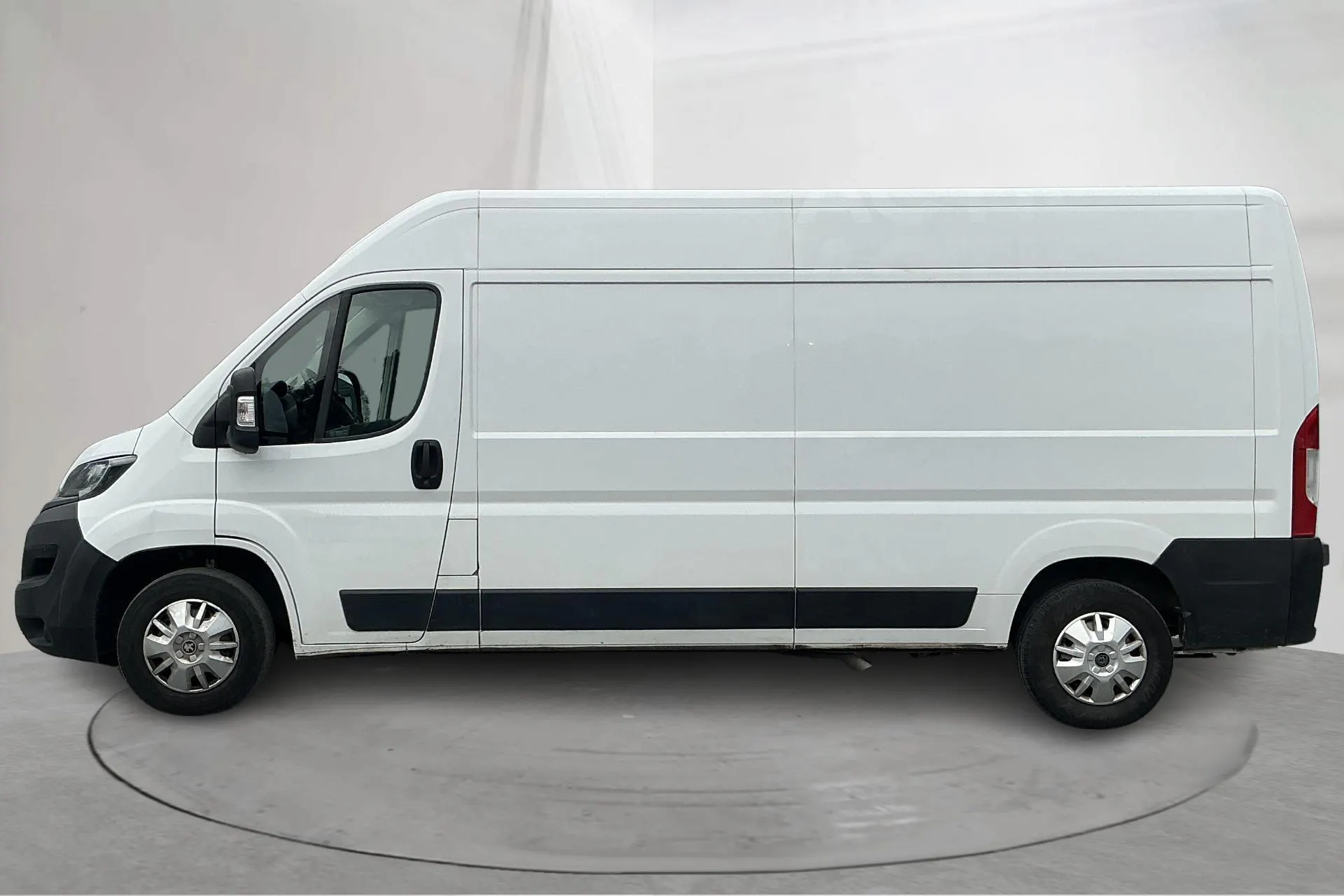 Presentationsfoto 2 av 17: Peugeot Boxer 335 2.0 BlueHDi Skåp (140hk) - 21 644 mil - Manuell - vit - 2023