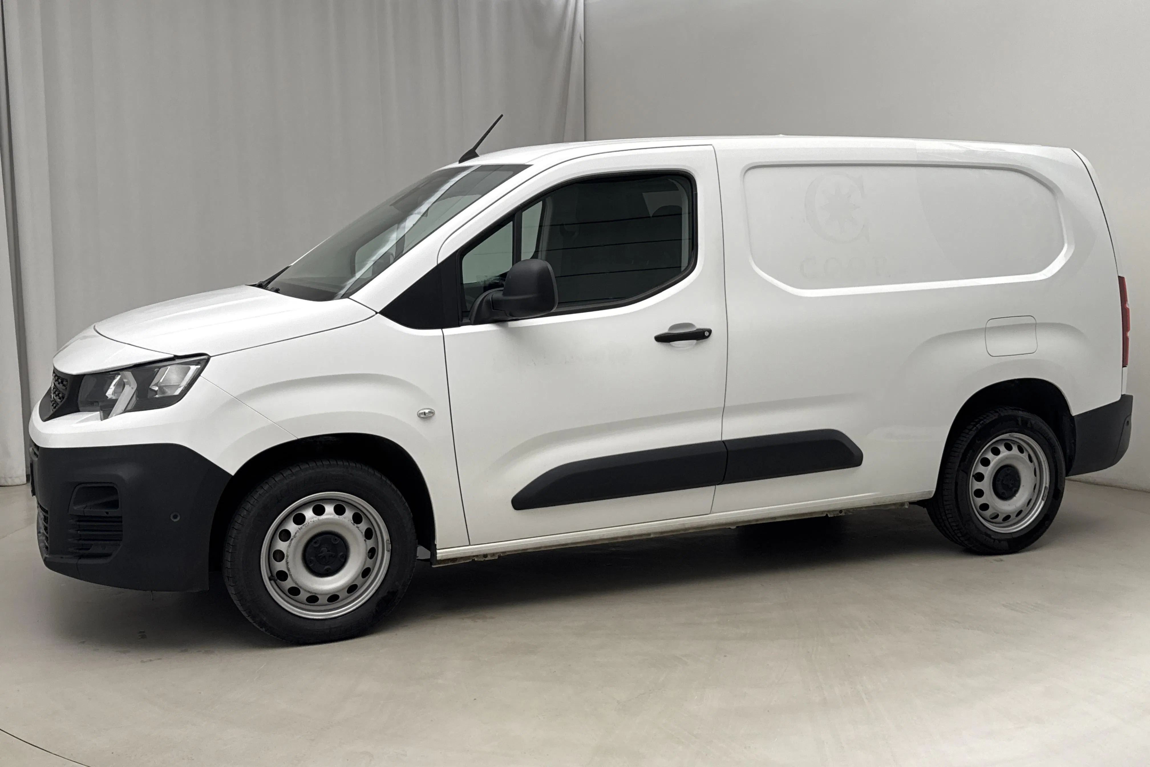 Presentationsfoto 2 av 14: Peugeot Partner 1.5 HDI Skåp (130hk) - 9 913 mil - Automat - vit - 2021