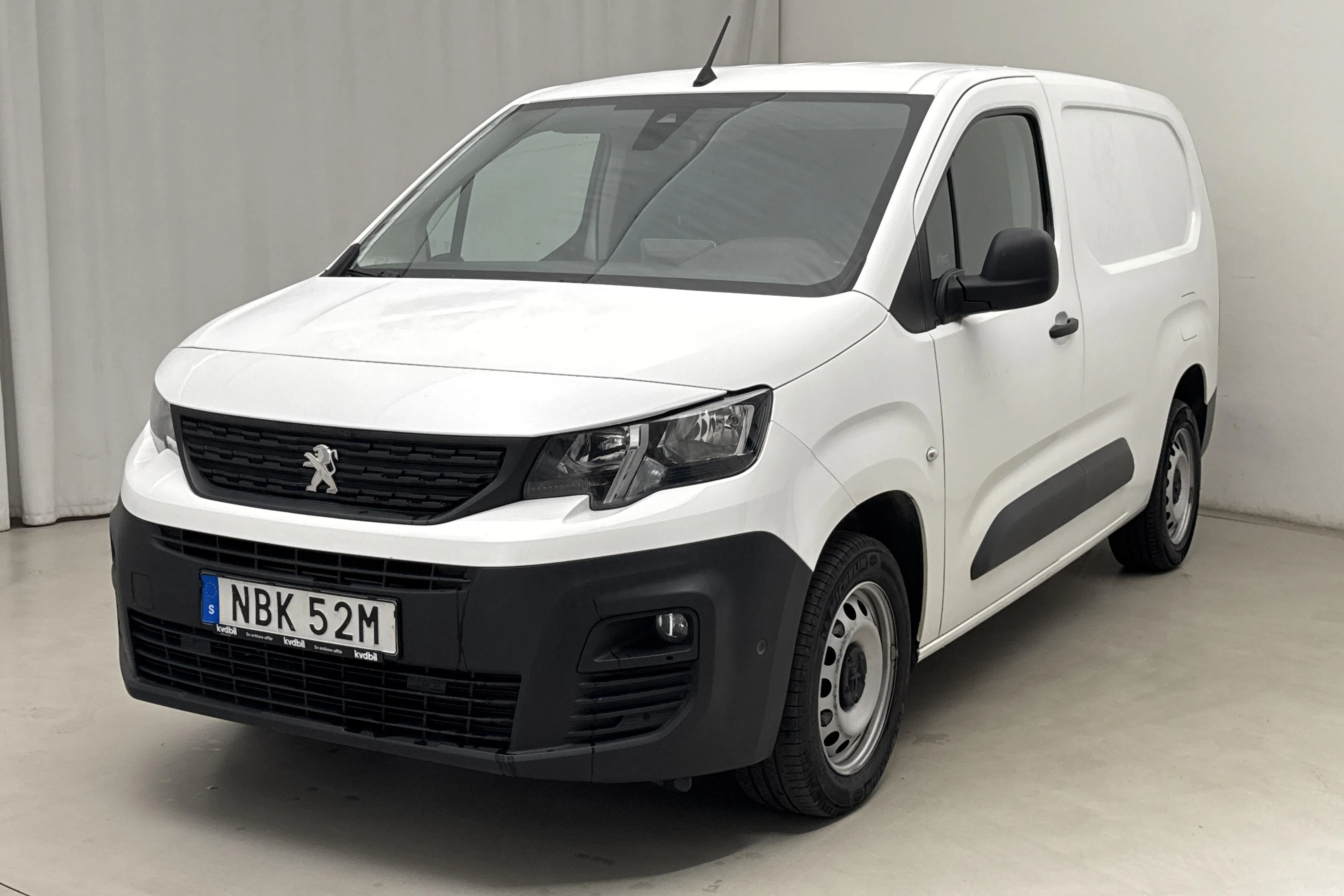 Presentationsfoto 1 av 14: Peugeot Partner 1.5 HDI Skåp (130hk) - 9 913 mil - Automat - vit - 2021