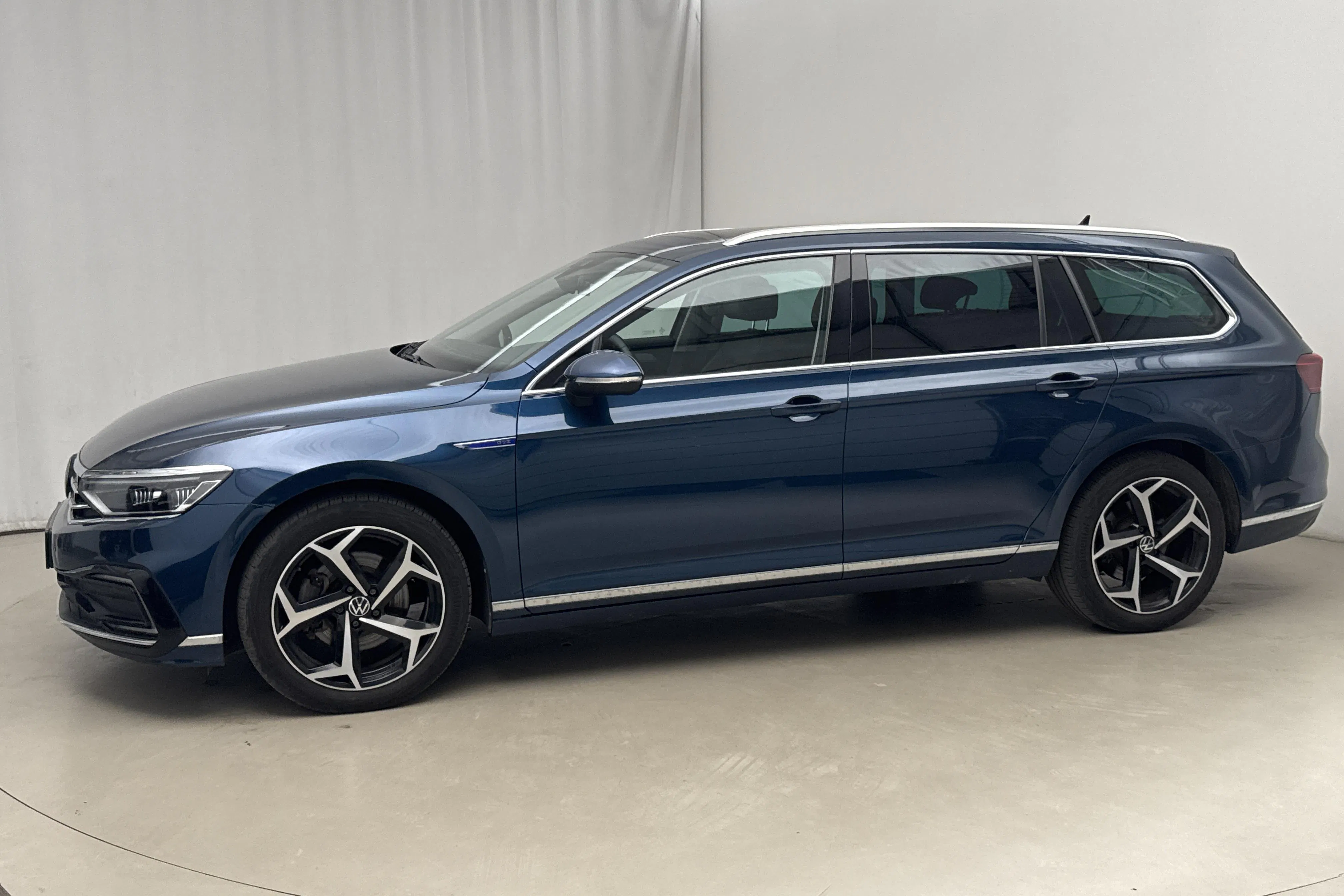 Presentationsfoto 2 av 25: VW Passat 1.4 GTE Sportscombi (218hk) - 6 348 mil - Automat - blå - 2023