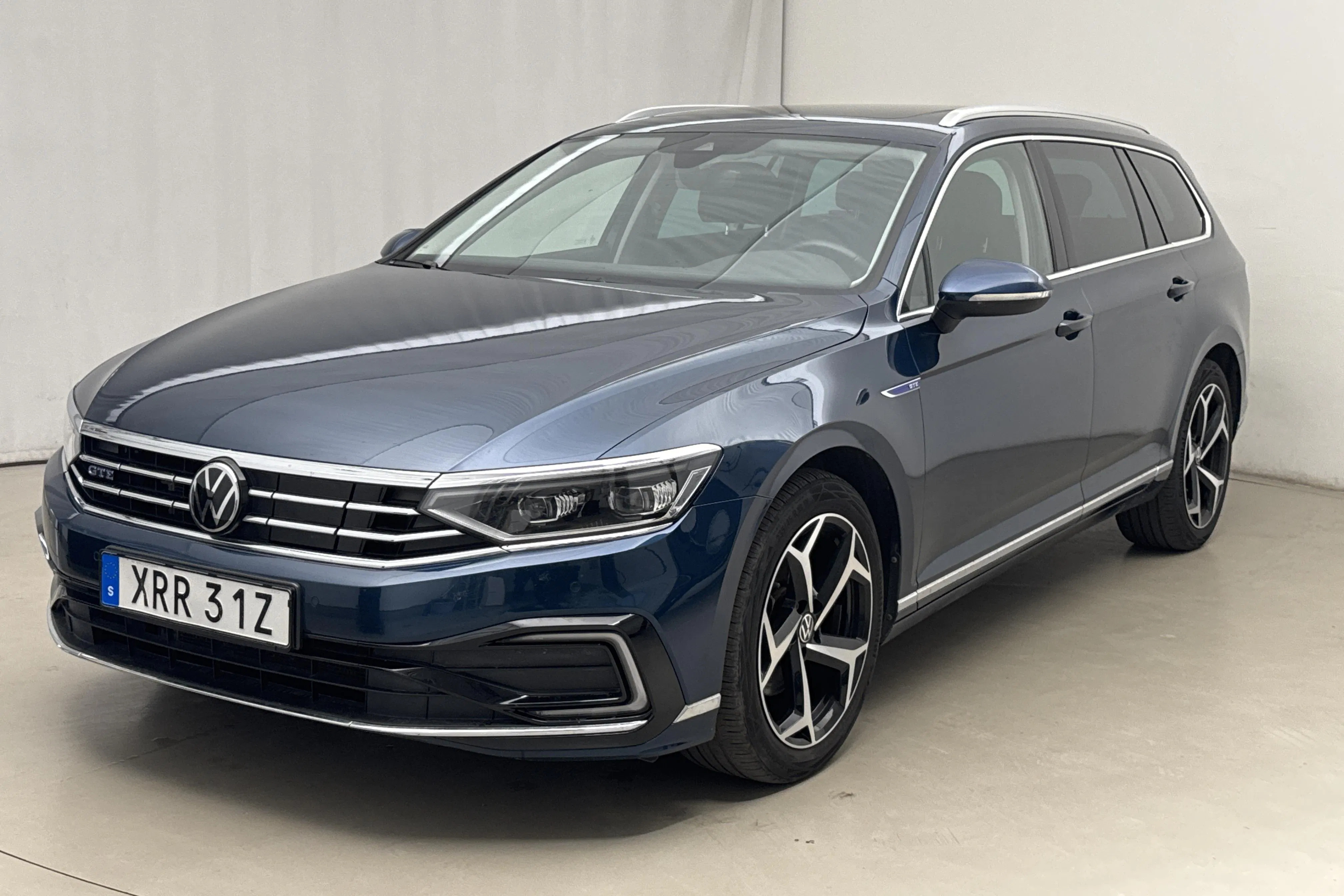 Presentationsfoto 1 av 25: VW Passat 1.4 GTE Sportscombi (218hk) - 6 348 mil - Automat - blå - 2023