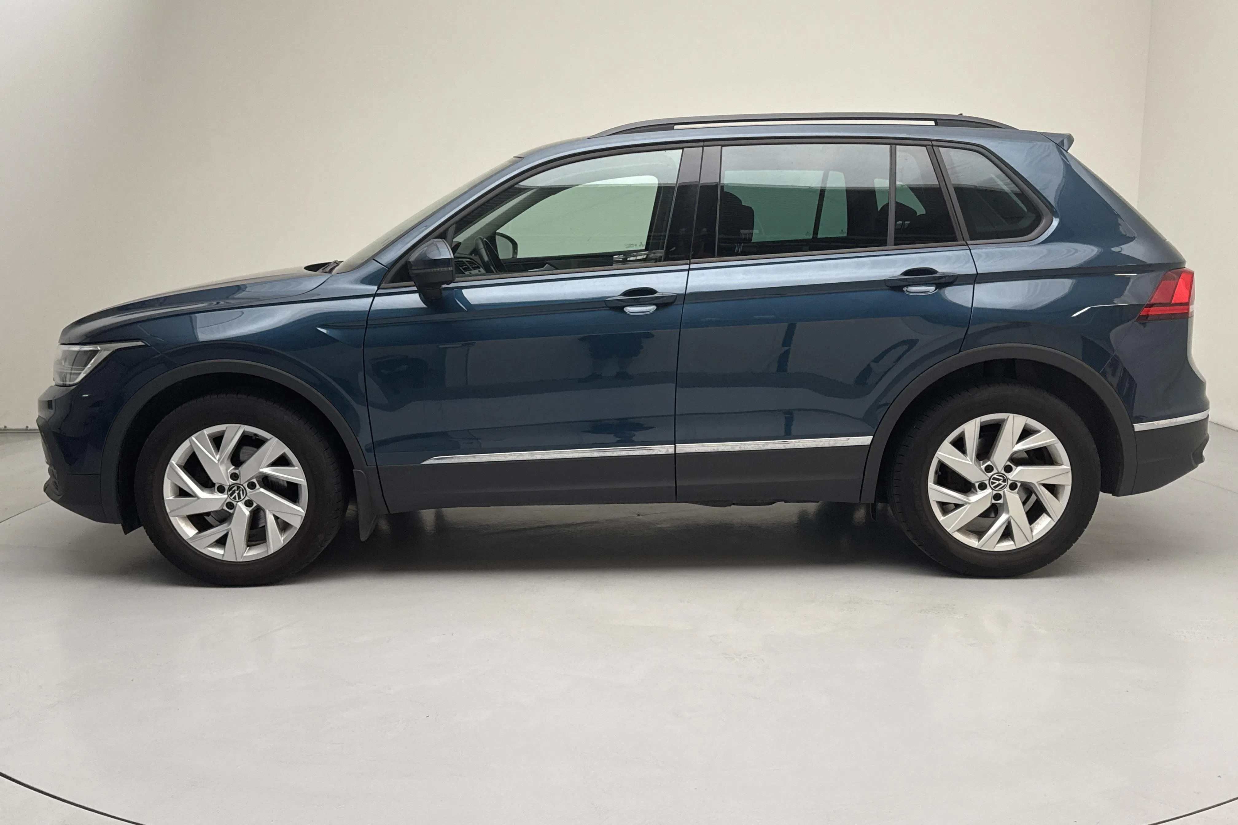 Presentationsfoto 2 av 17: VW Tiguan 1.5 TSI (150hk) - 13 427 mil - Automat - Mörkblå - 2022