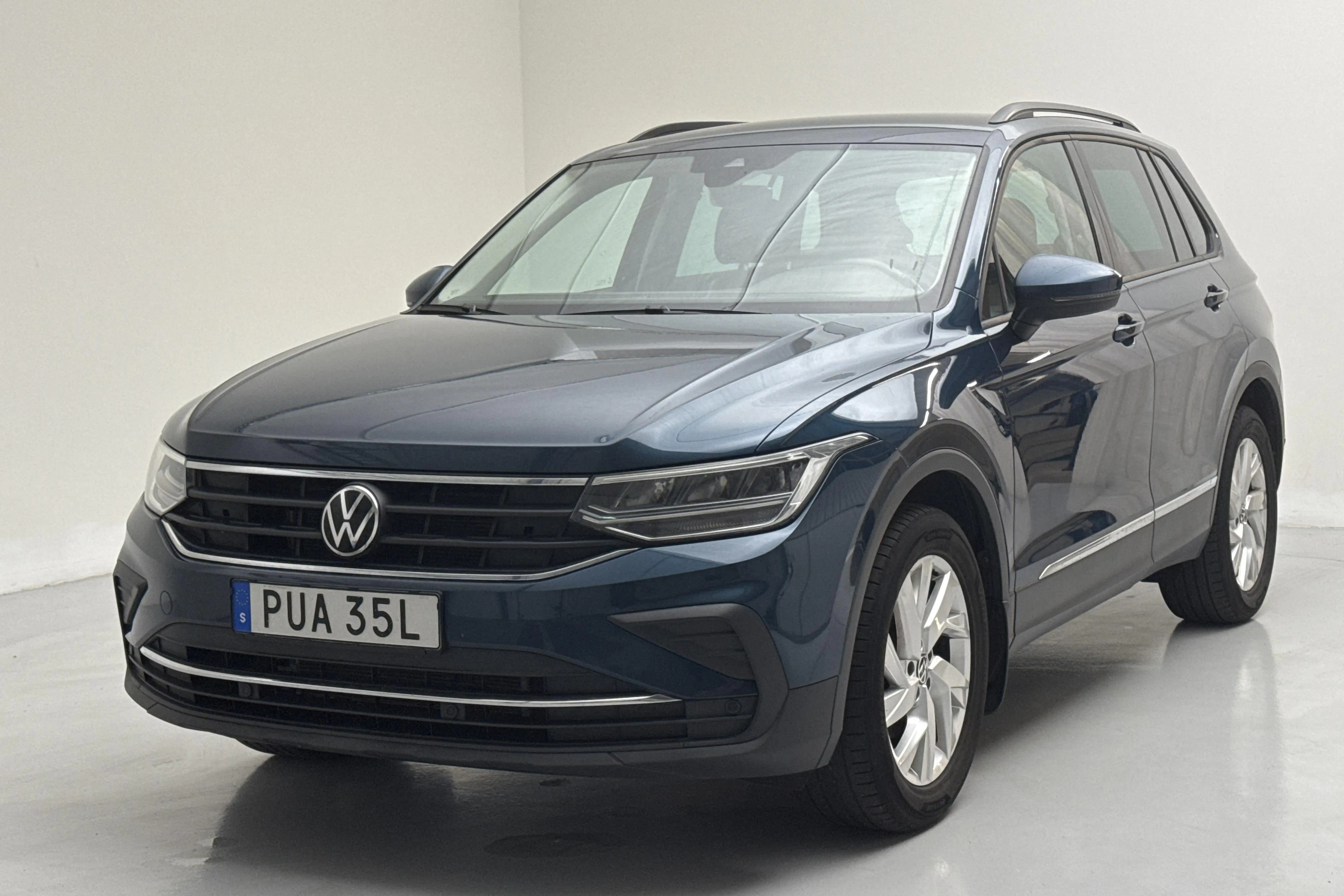 Presentationsfoto 1 av 17: VW Tiguan 1.5 TSI (150hk) - 13 427 mil - Automat - Mörkblå - 2022
