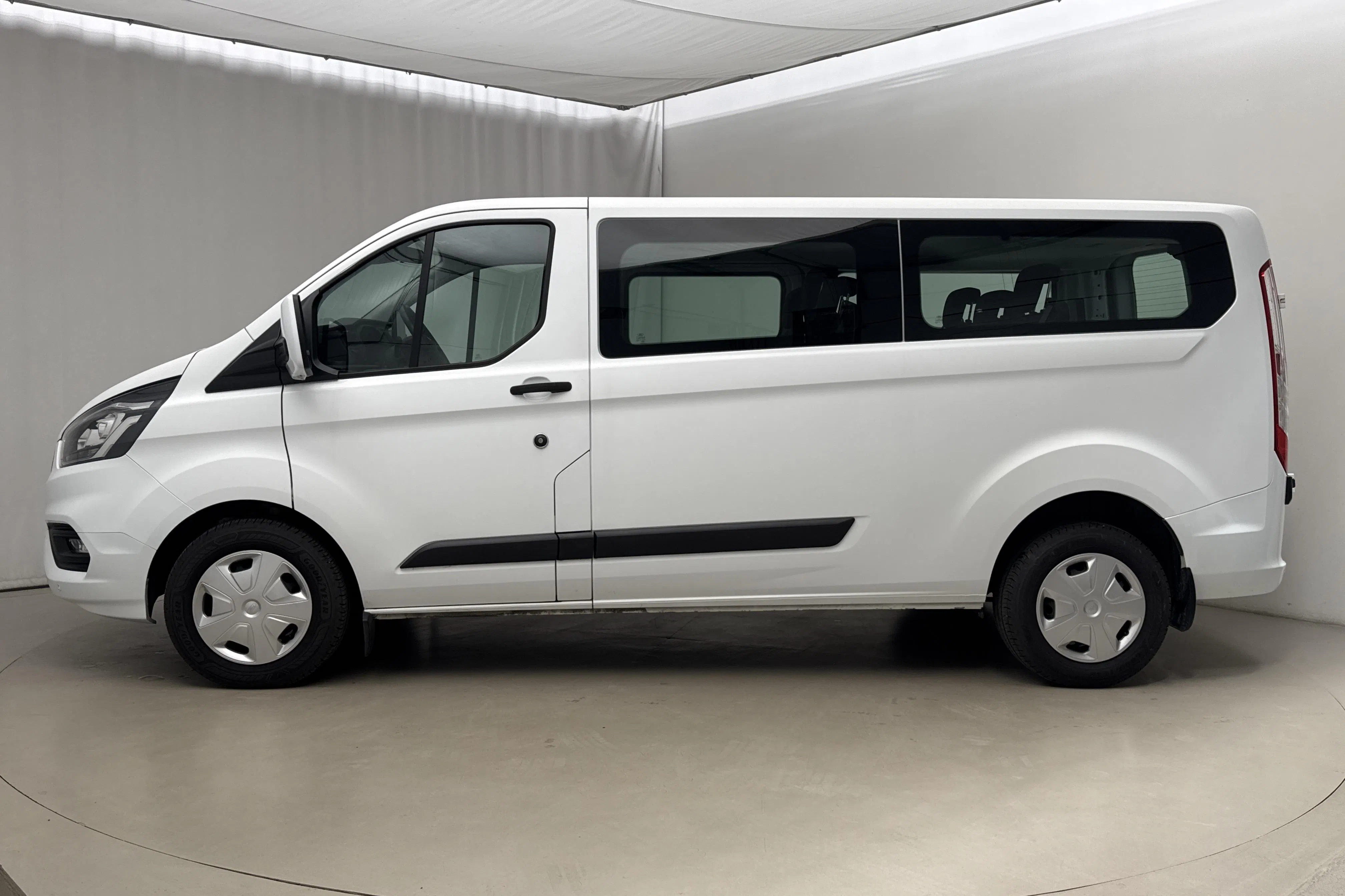 Presentationsfoto 2 av 19: Ford Transit Custom 320 Kombi (130hk) - 4 672 mil - Automat - vit - 2021