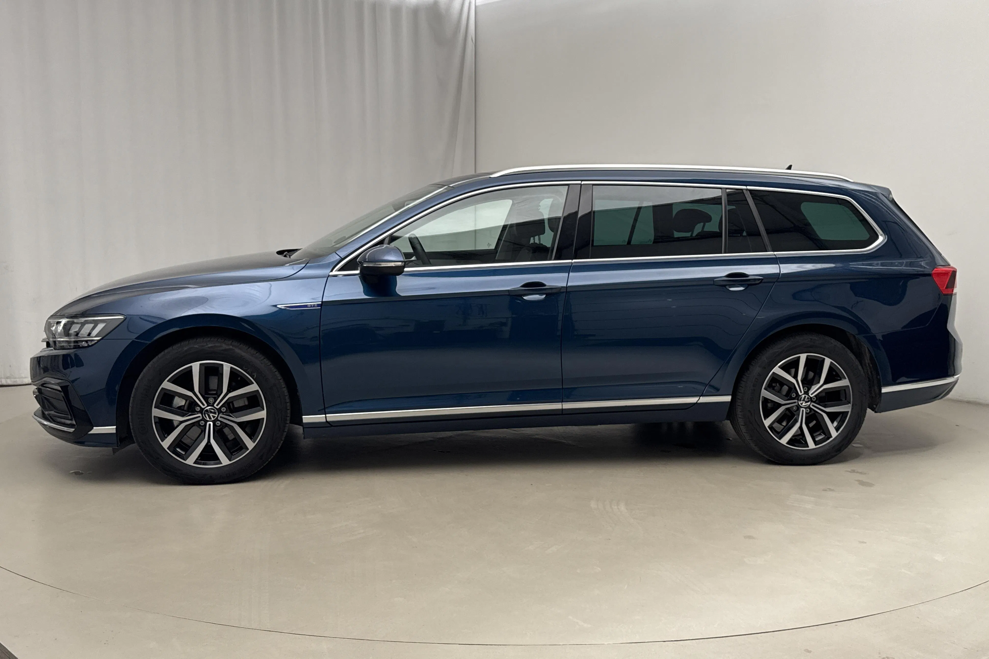 Presentation photo 2 of 26: VW Passat 1.4 GTE Sportscombi (218hk) - 33 670 km - Automatic - blue - 2023