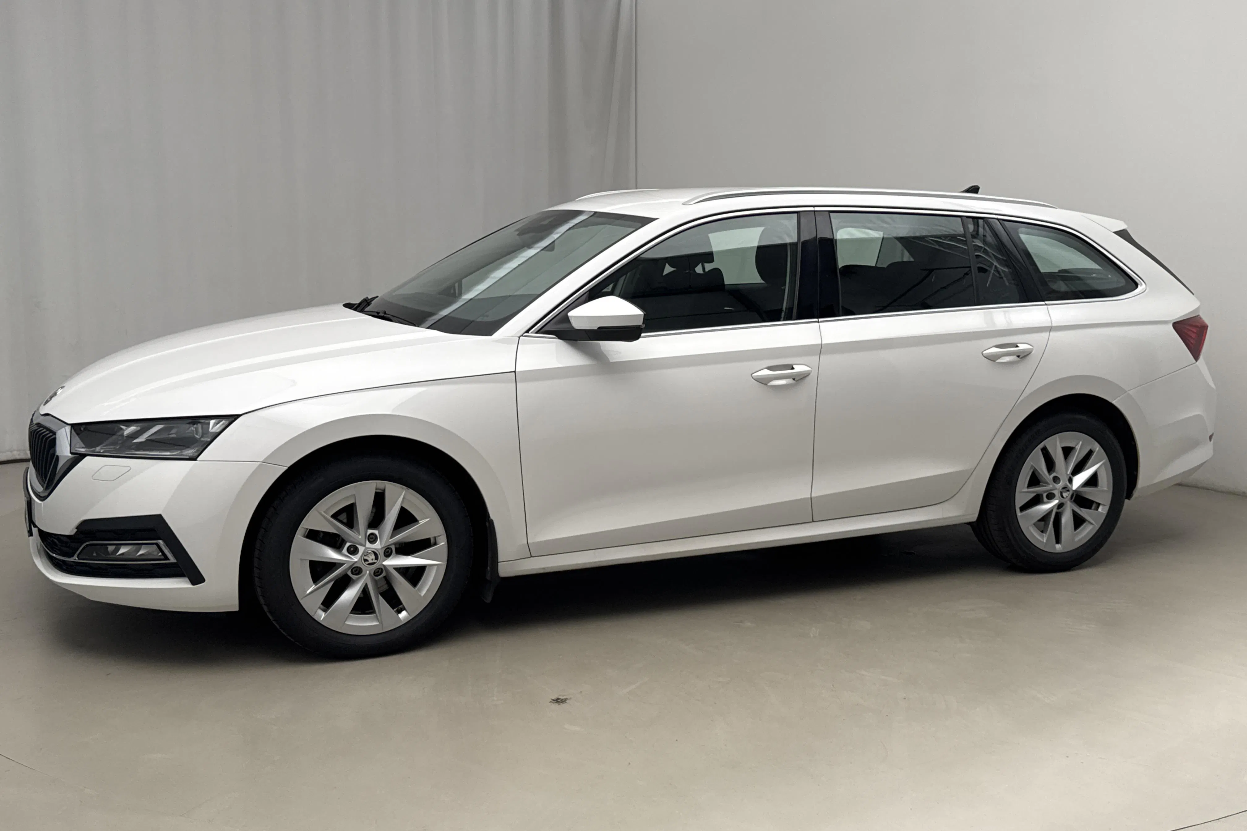Presentationsfoto 2 av 17: Skoda Octavia G-TEC 1.5 TSI Combi (130hk) - 14 444 mil - Automat - vit - 2023