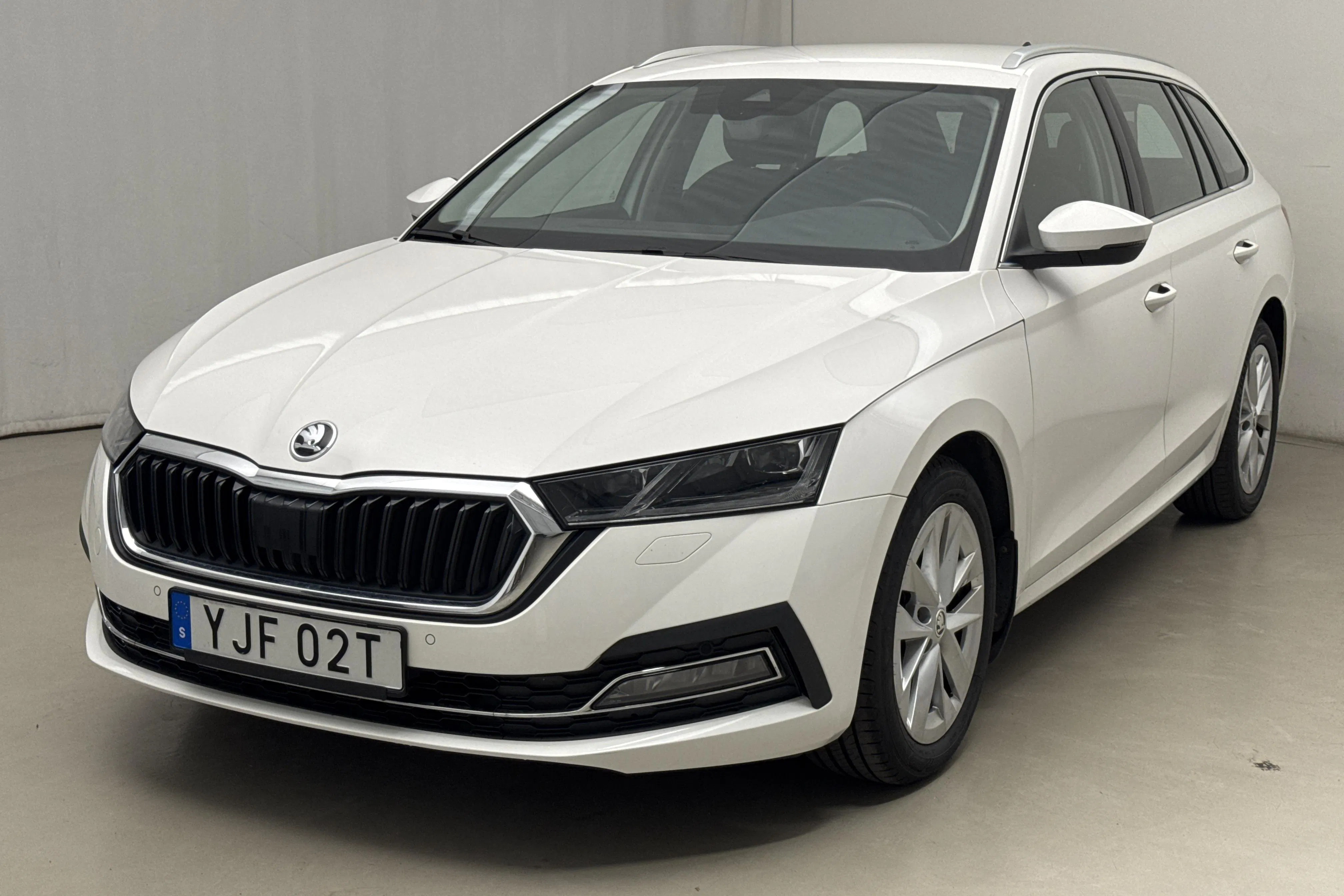 Presentationsfoto 1 av 17: Skoda Octavia G-TEC 1.5 TSI Combi (130hk) - 14 444 mil - Automat - vit - 2023