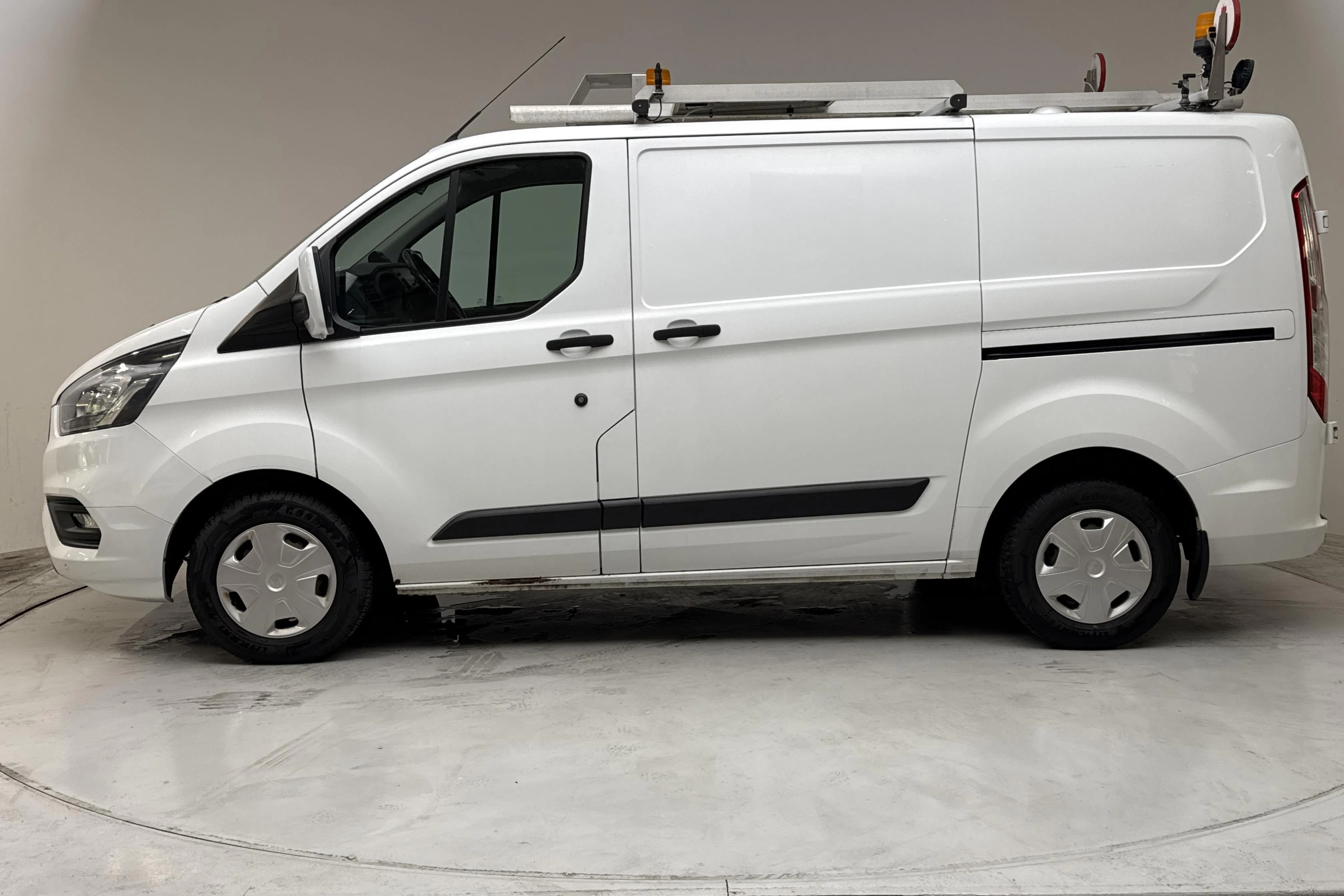 Presentationsfoto 2 av 12: Ford Transit Custom 300 (130hk) - 13 526 mil - Manuell - vit - 2018