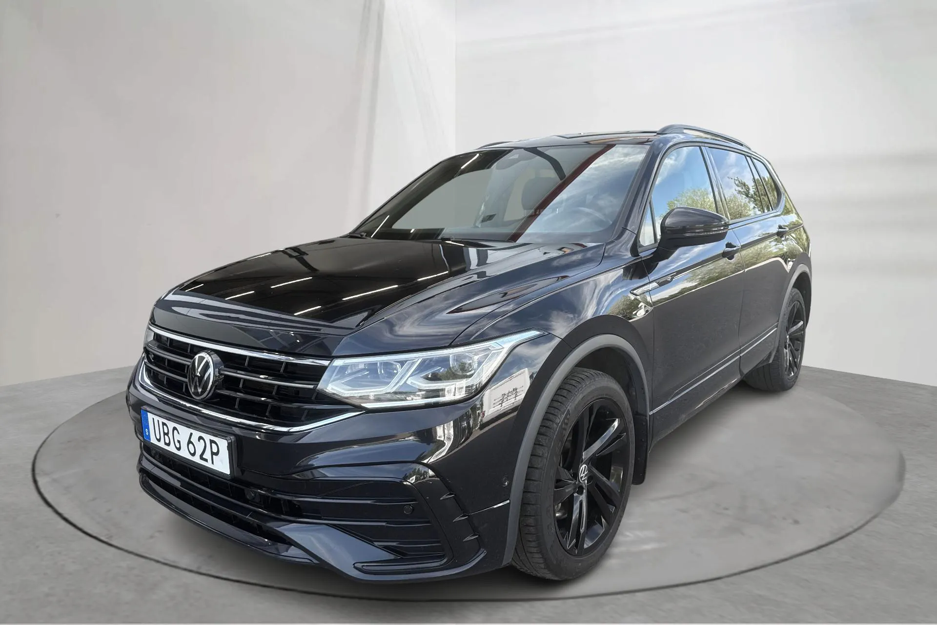 Presentationsfoto 1 av 21: VW Tiguan Allspace 2.0 TDI 4MOTION (200hk) - 12 998 mil - Automat - svart - 2023