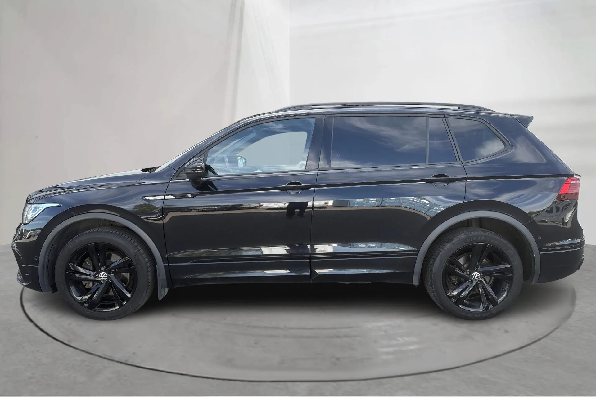 Presentationsfoto 2 av 21: VW Tiguan Allspace 2.0 TDI 4MOTION (200hk) - 12 998 mil - Automat - svart - 2023