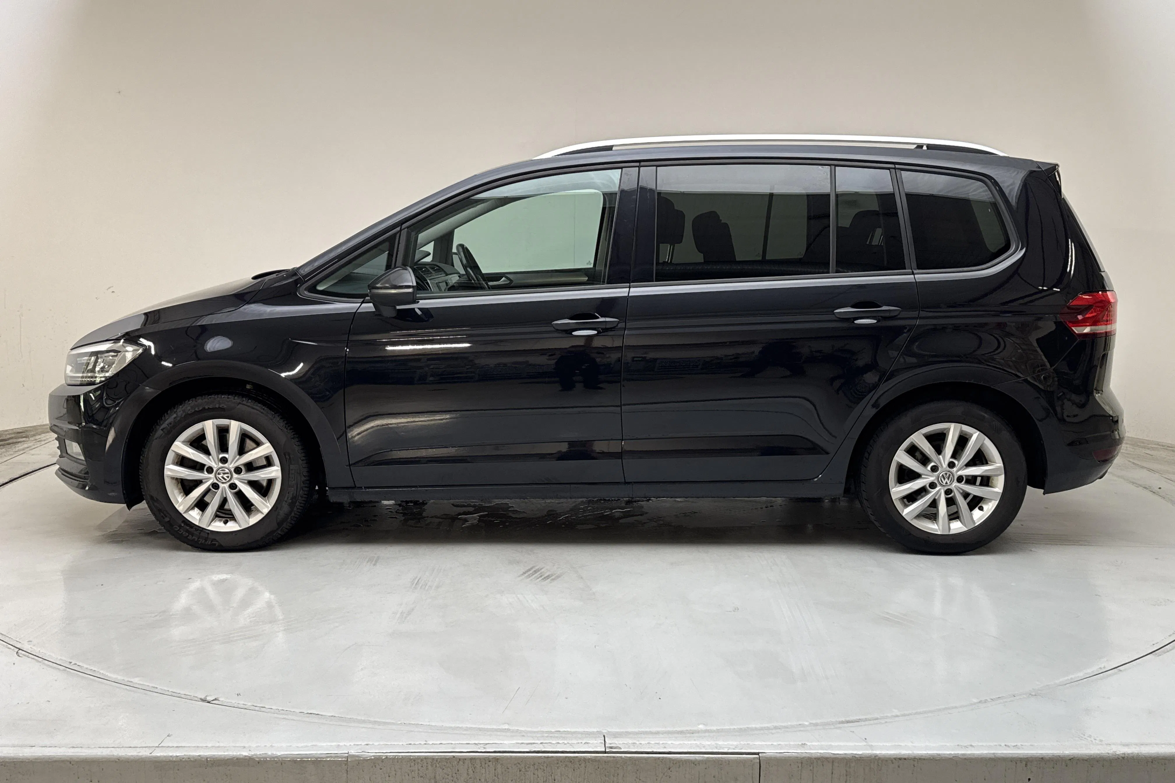 Presentation photo 2 of 17: VW Touran 1.4 TSI (150hk) - 214 210 km - Automatic - black - 2016